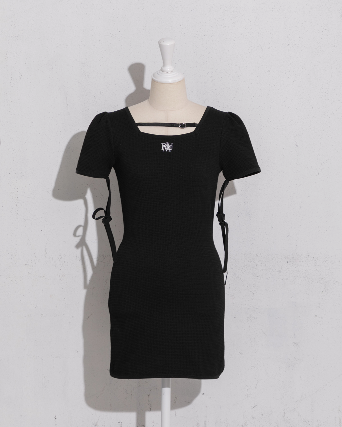 カラー:ブラック