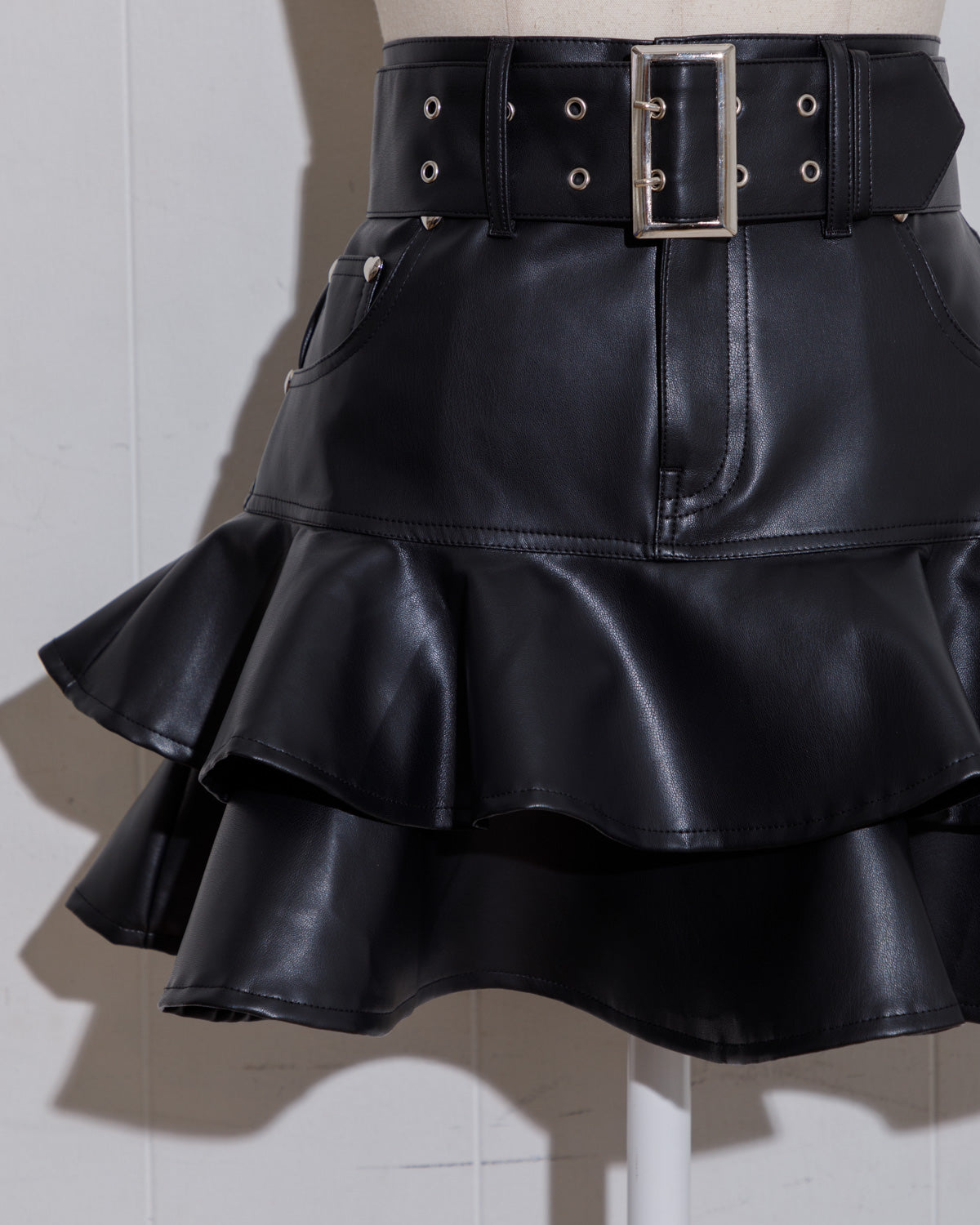 ベルト付きティアードレザースカート