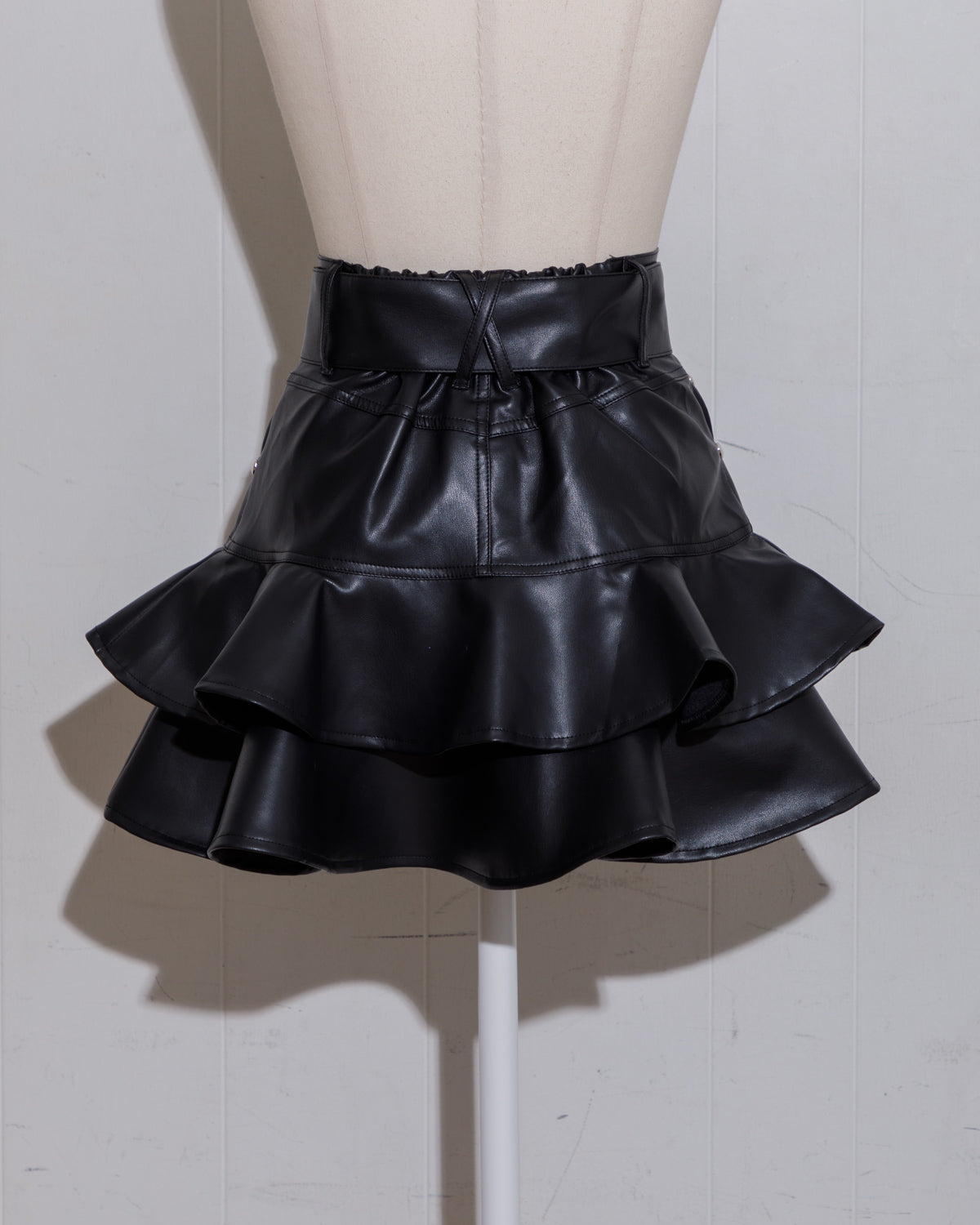 ベルト付きティアードレザースカート