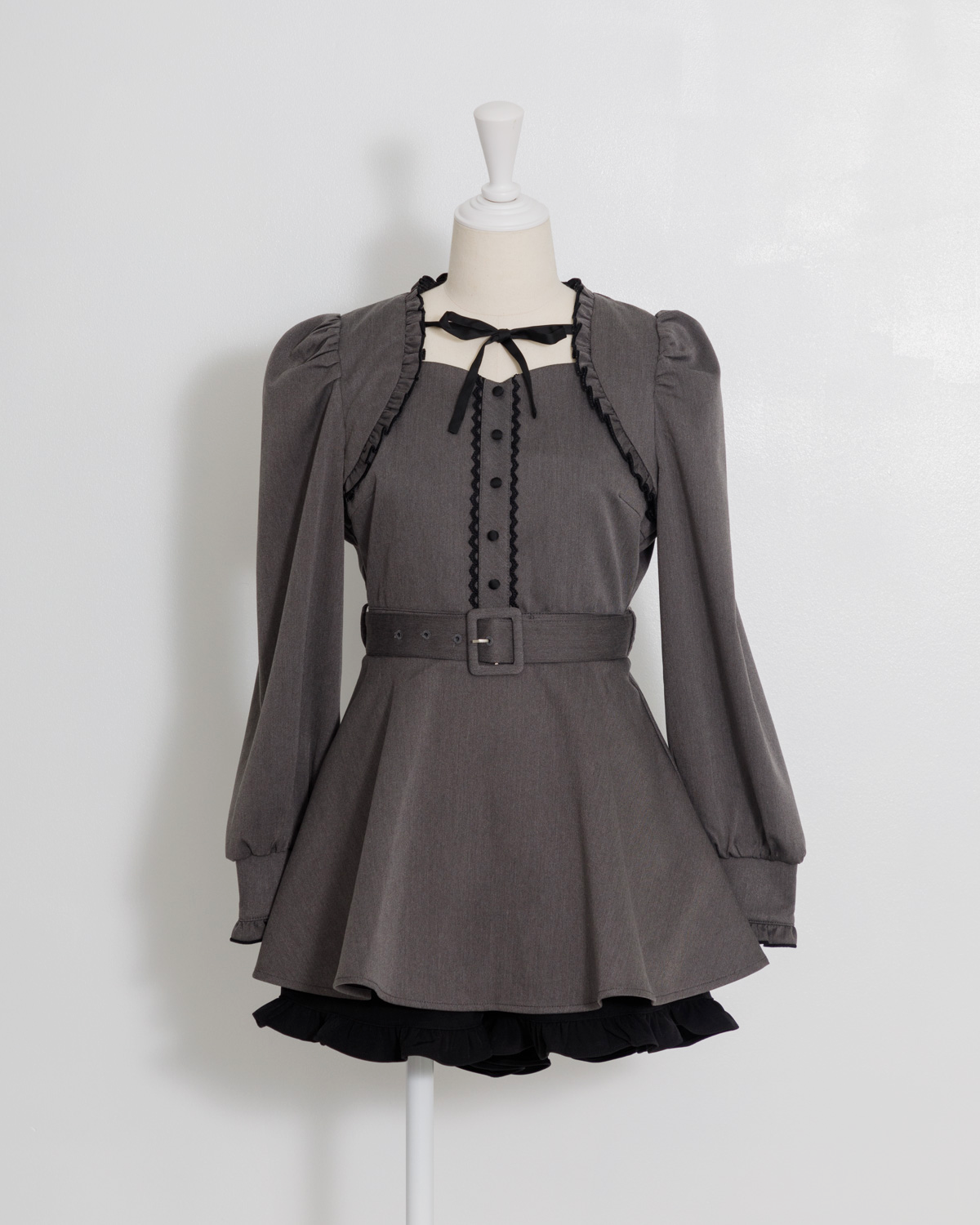 フリルケープフロントボタンセットアップ – pium フリルケープフロントボタンセットアップ – pium