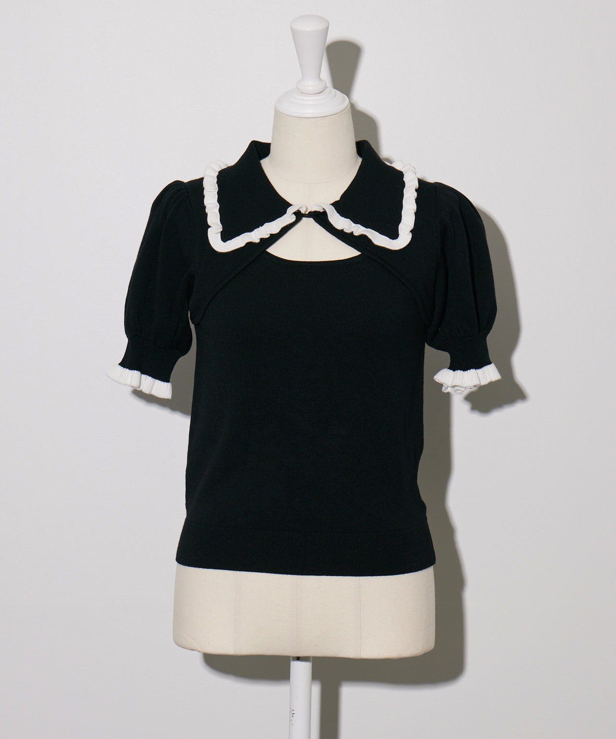 フリルカラーカットアウトニット