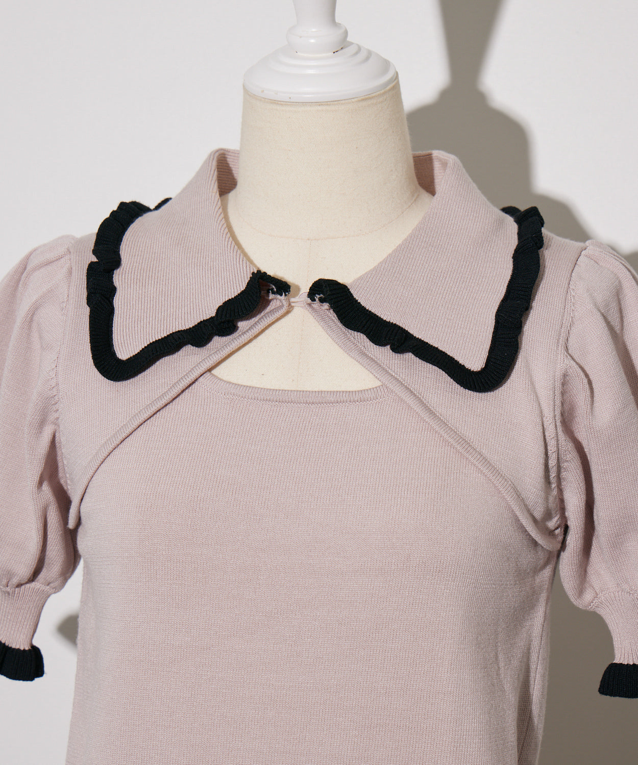 フリルカラーカットアウトニット