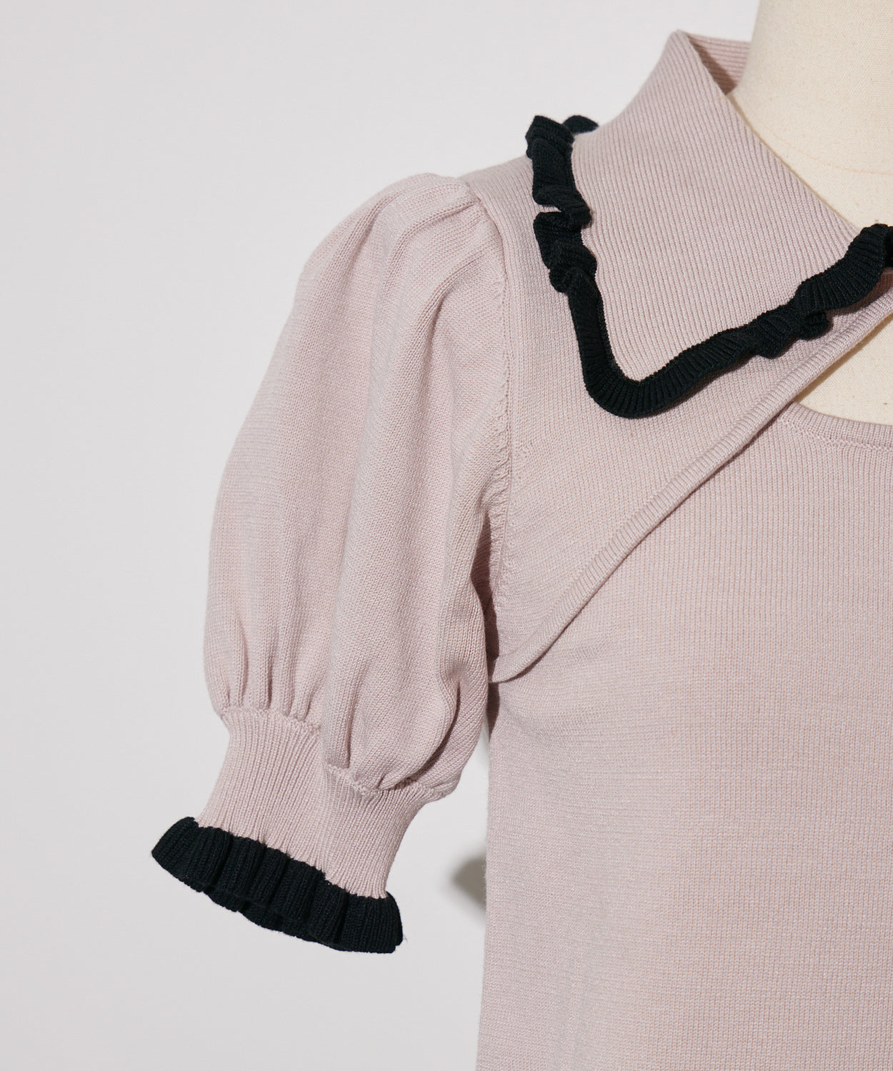 フリルカラーカットアウトニット