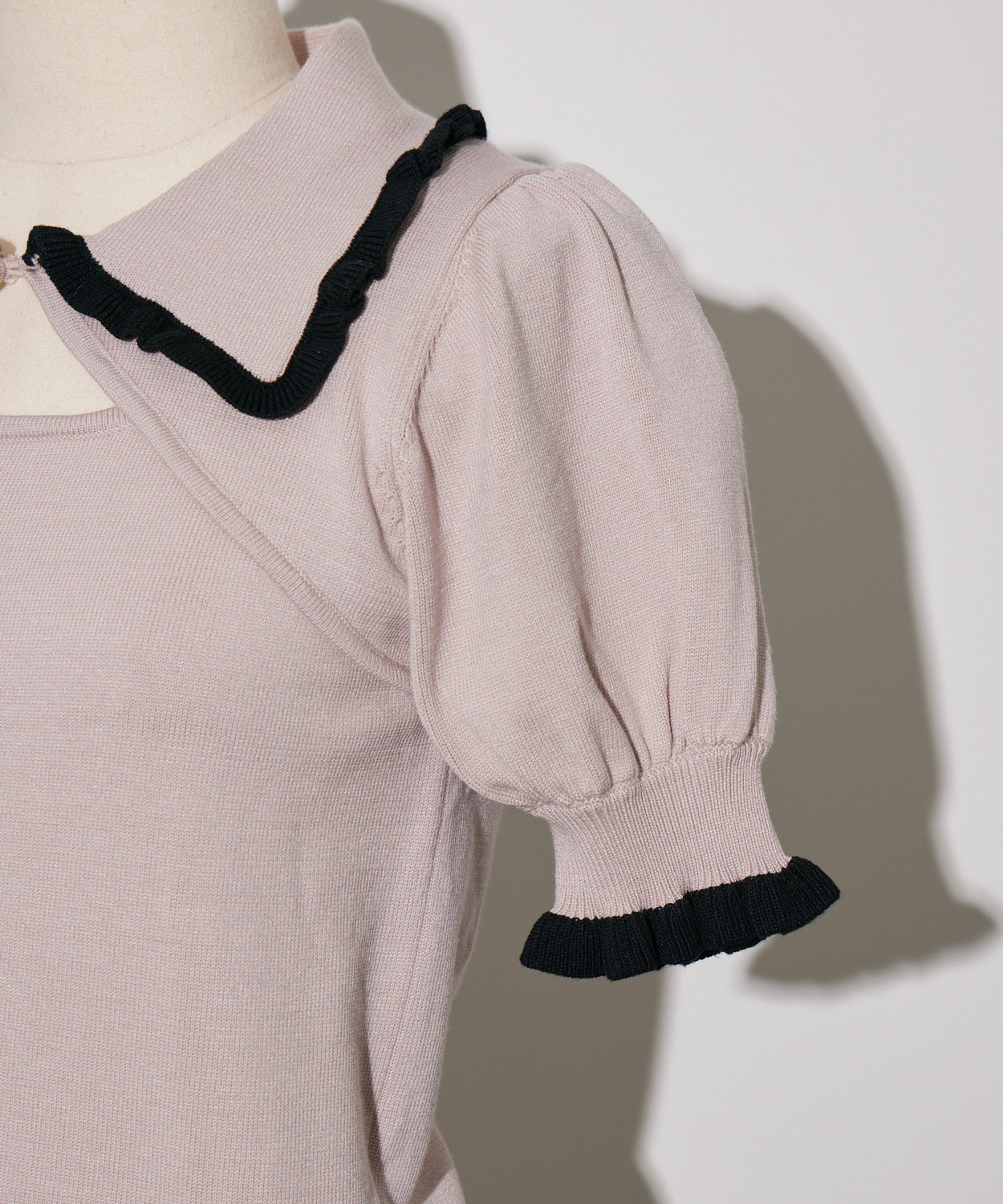 フリルカラーカットアウトニット