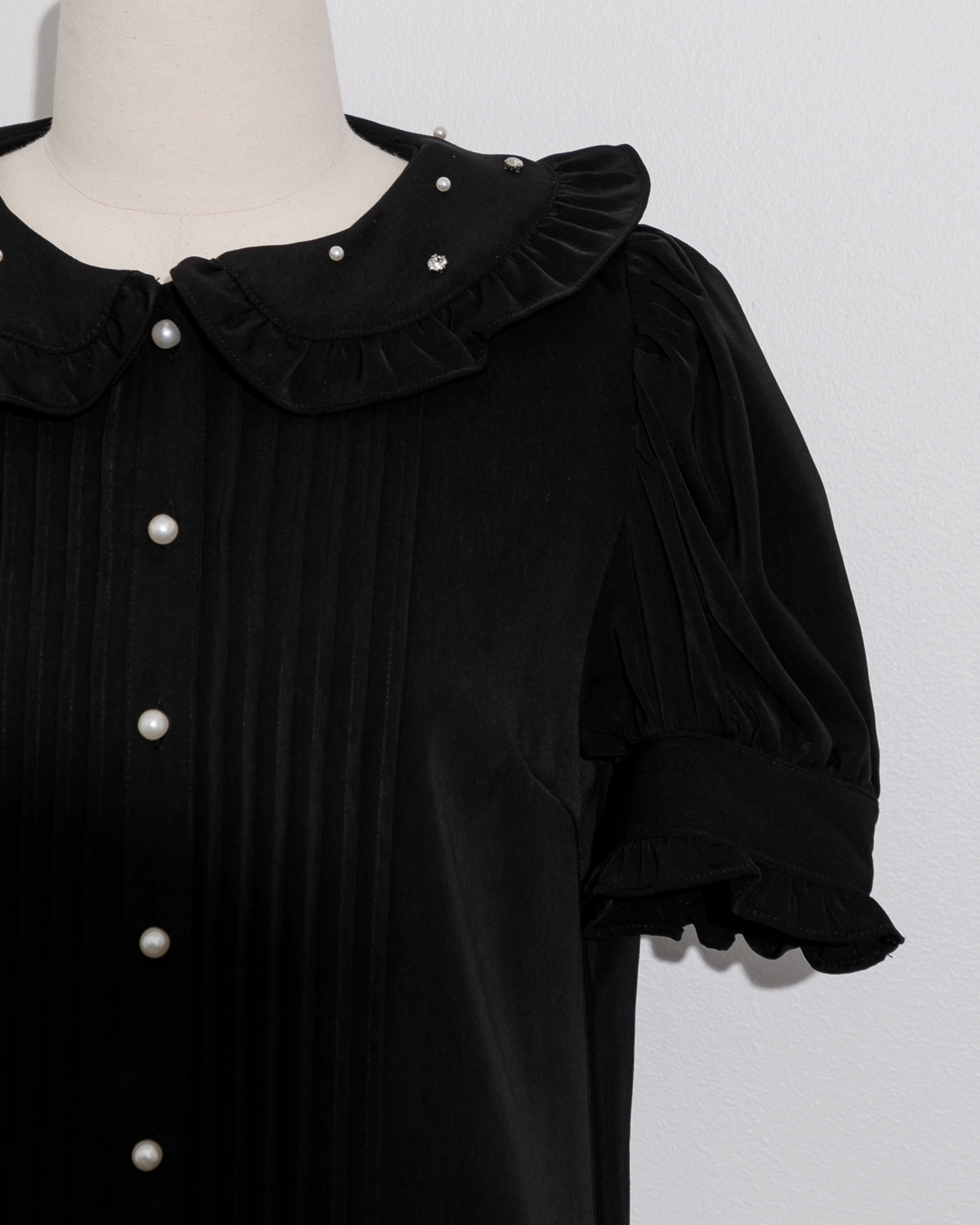 ビジューカラーパフスリーブブラウス