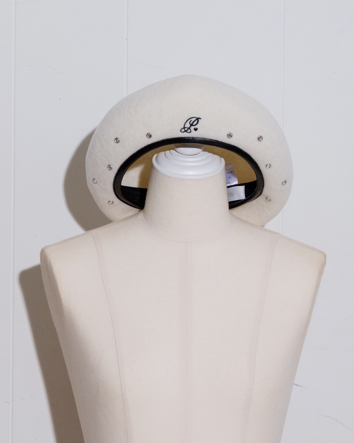 pium ロゴビジュースタッズベレー帽 白 ホワイト piumロゴビジュースタッズベレー