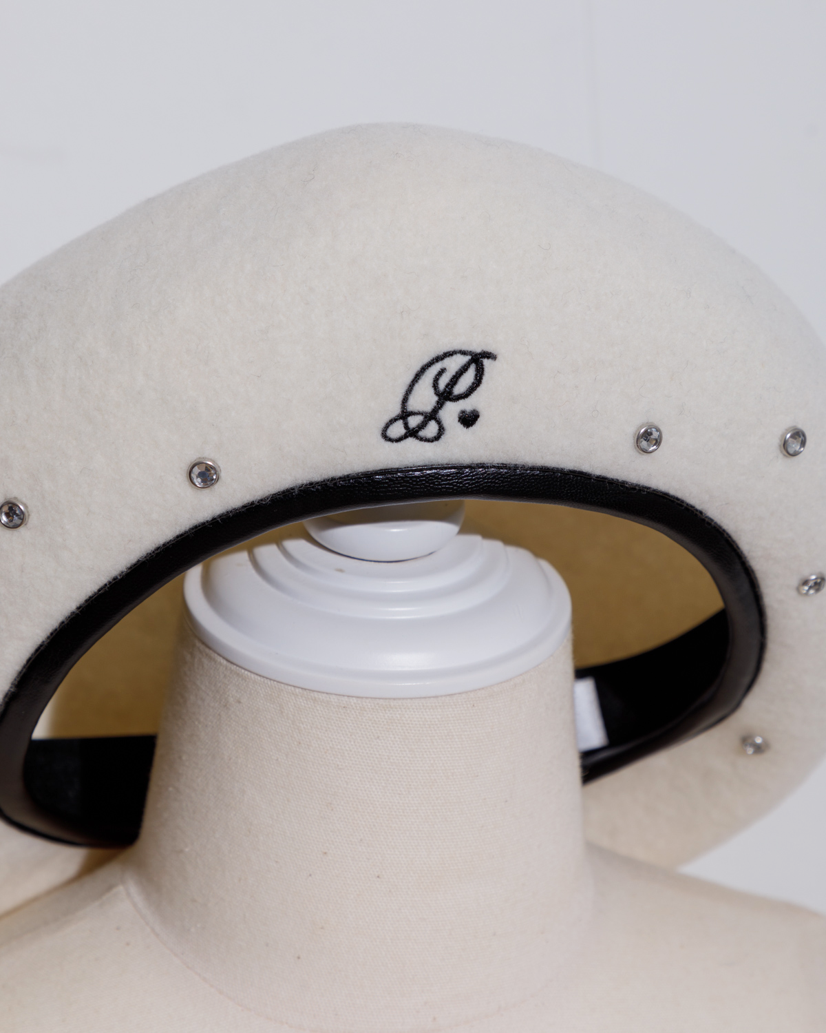 piumロゴビジュースタッズベレー piumロゴビジュースタッズベレー