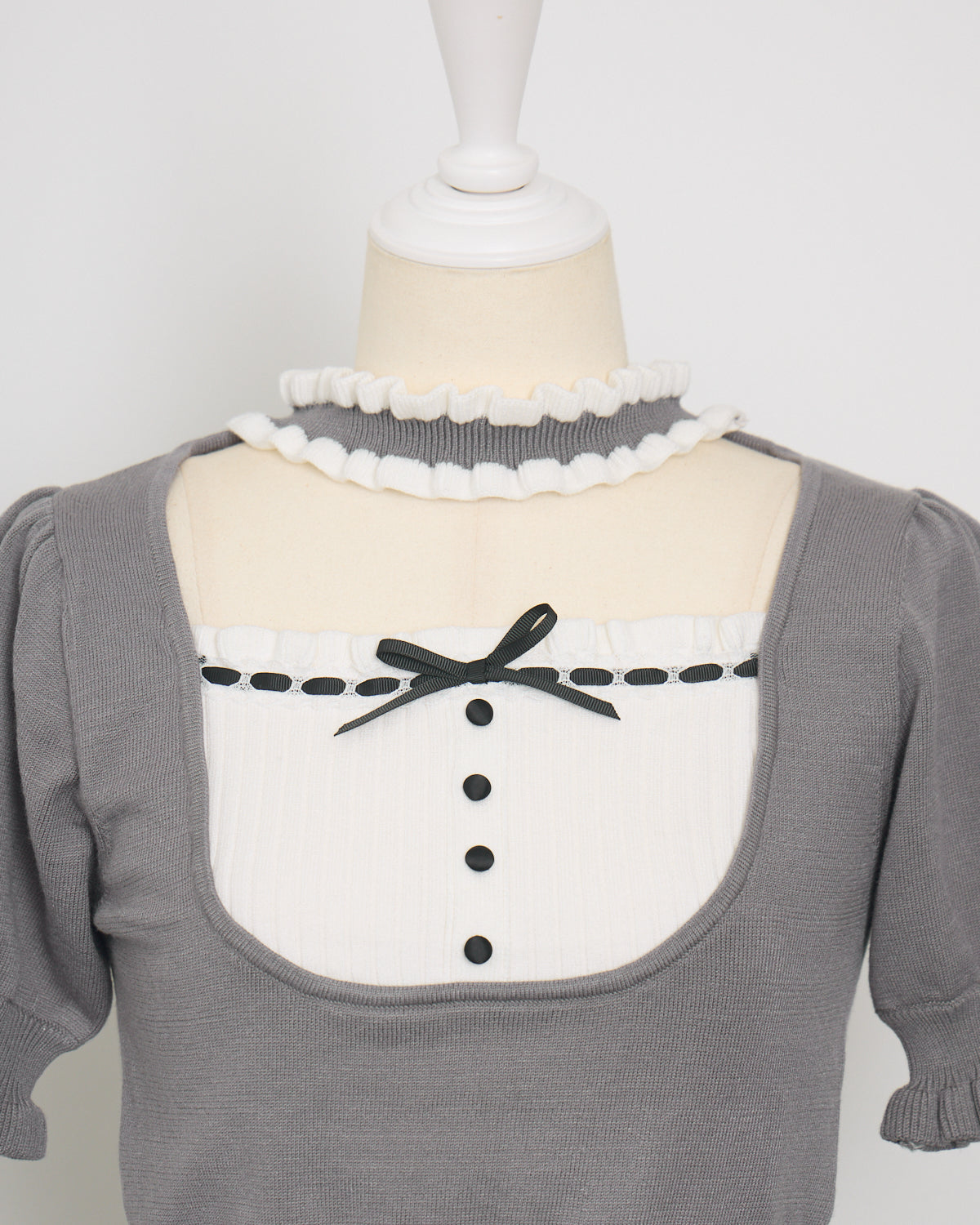 チョーカーフリルヨーク切替ニット