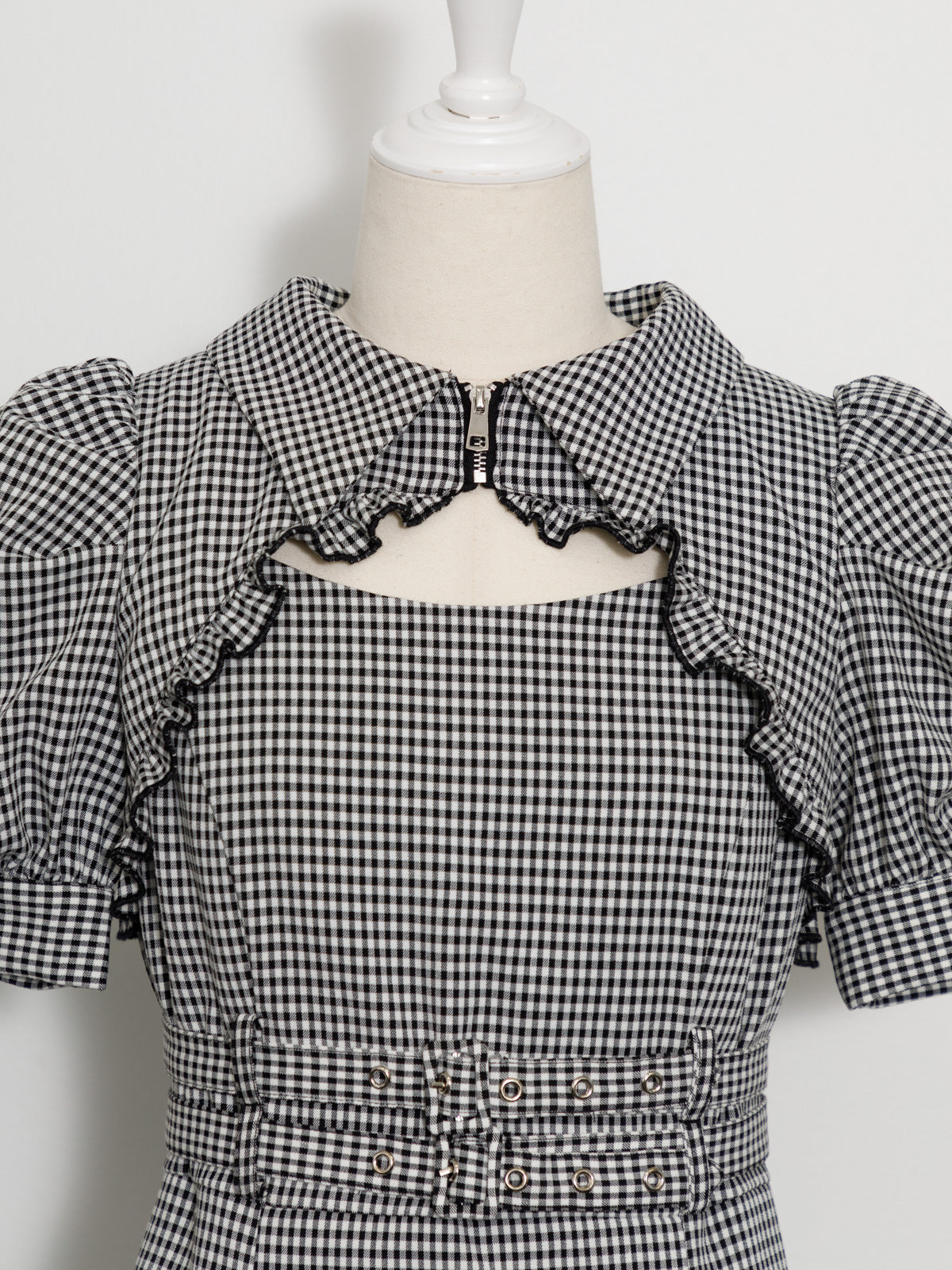 ダブルベルトカットアウトワンピース