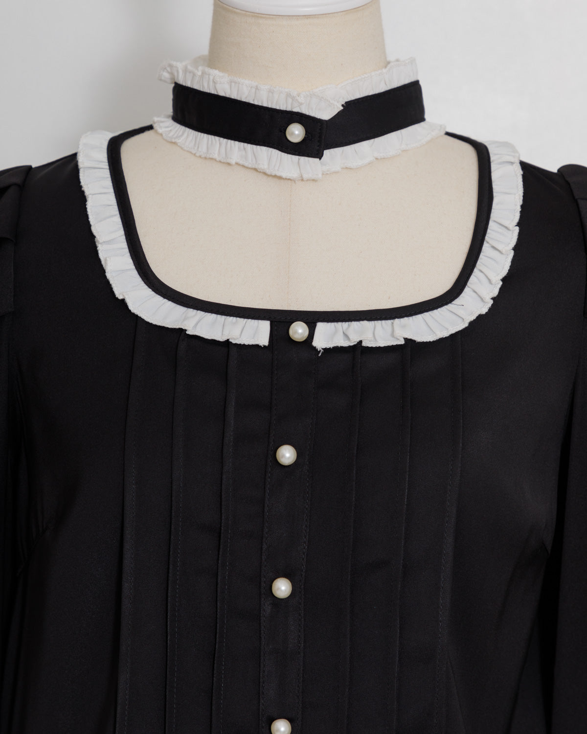 フリルチョーカーブラウス