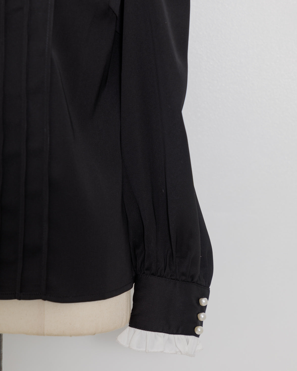 フリルチョーカーブラウス