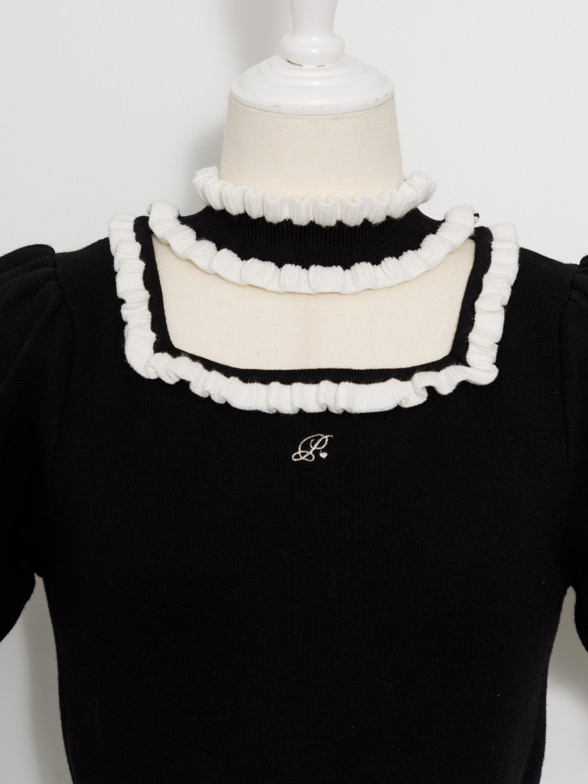 フリルチョーカーパフスリーブニット