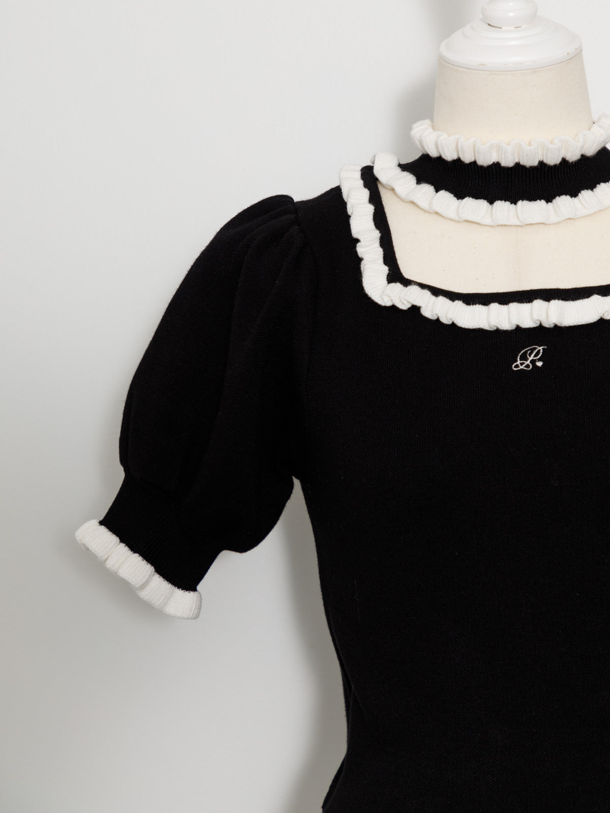 フリルチョーカーパフスリーブニット