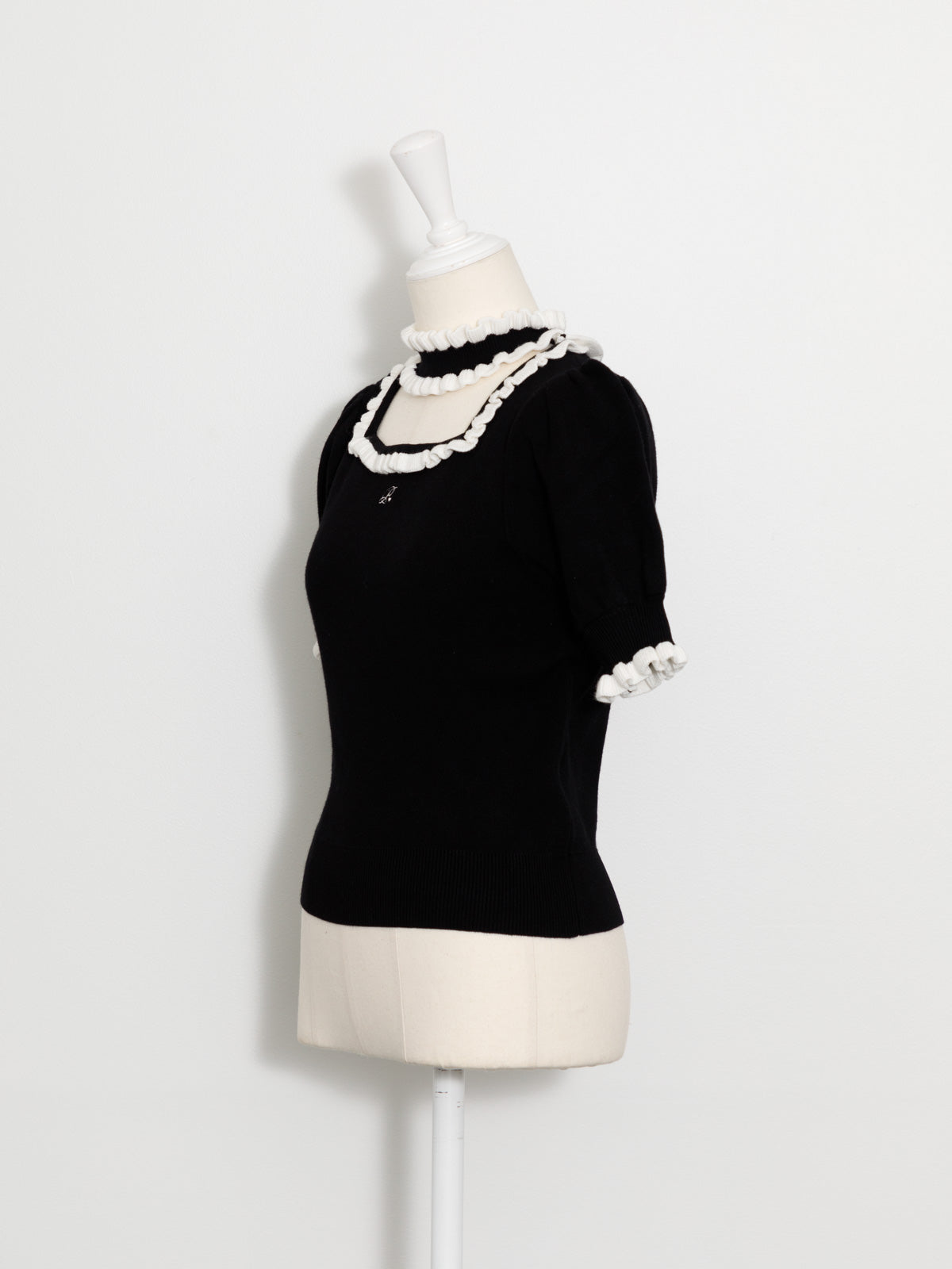 フリルチョーカーパフスリーブニット