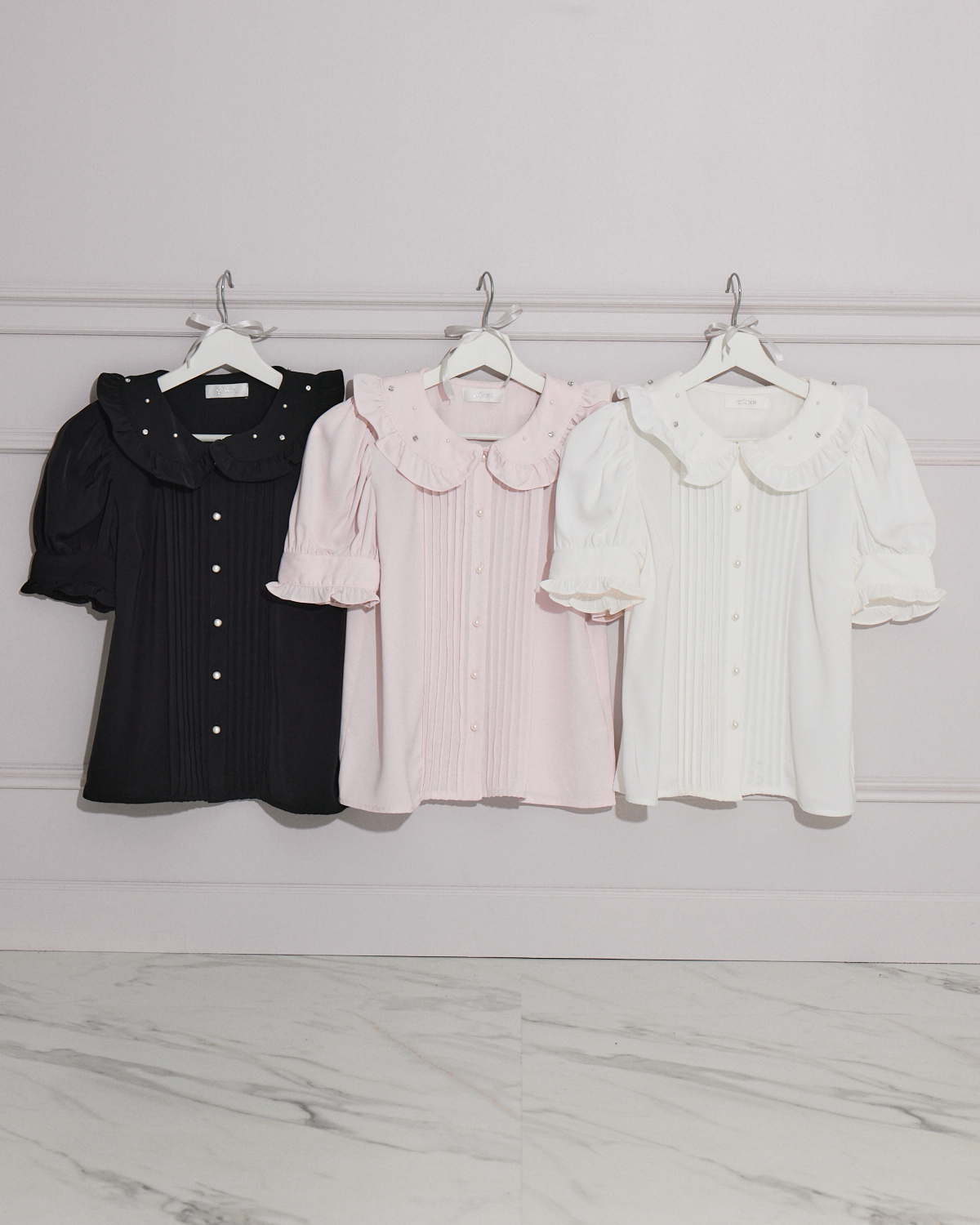 ビジューカラーパフスリーブブラウス