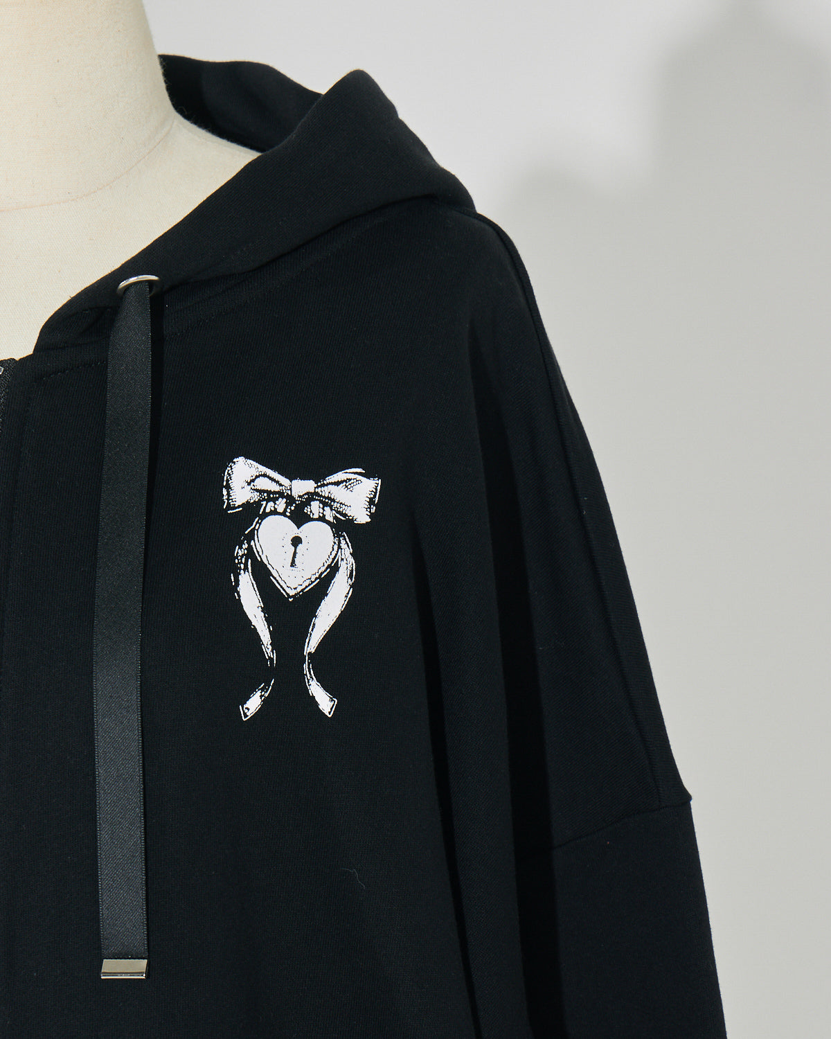 pium バッククロスオーバーサイズパーカー 黒 バッククロスオーバーサイズパーカー – pium