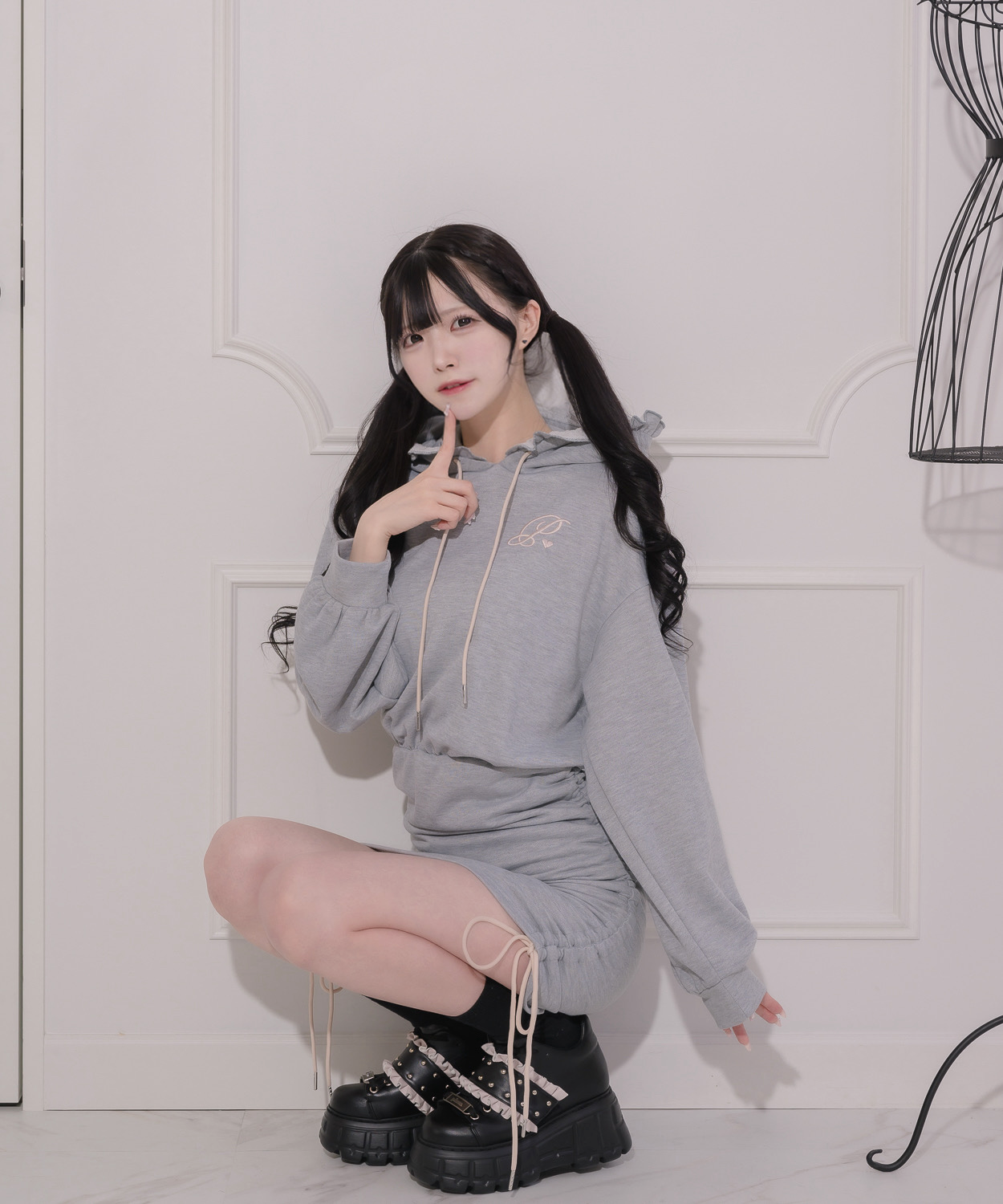 フードフリルスウェットミニワンピース