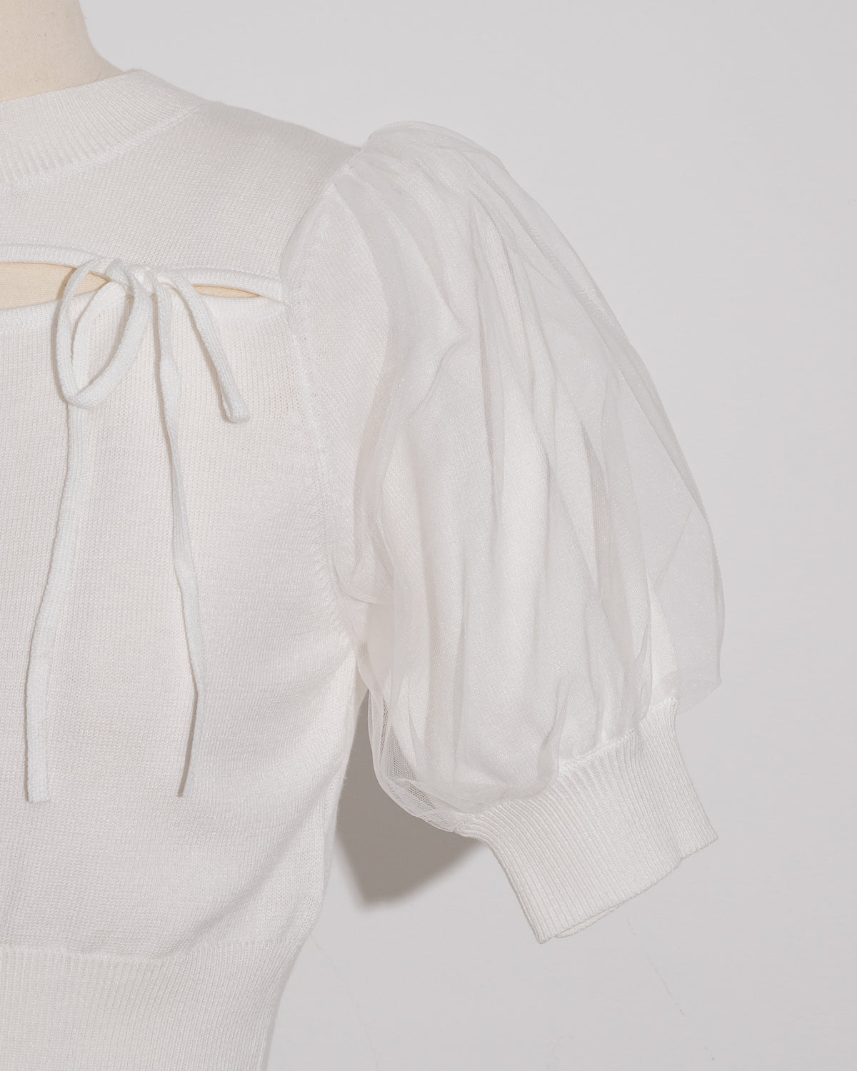 カットアウトチュールスリーブニット
