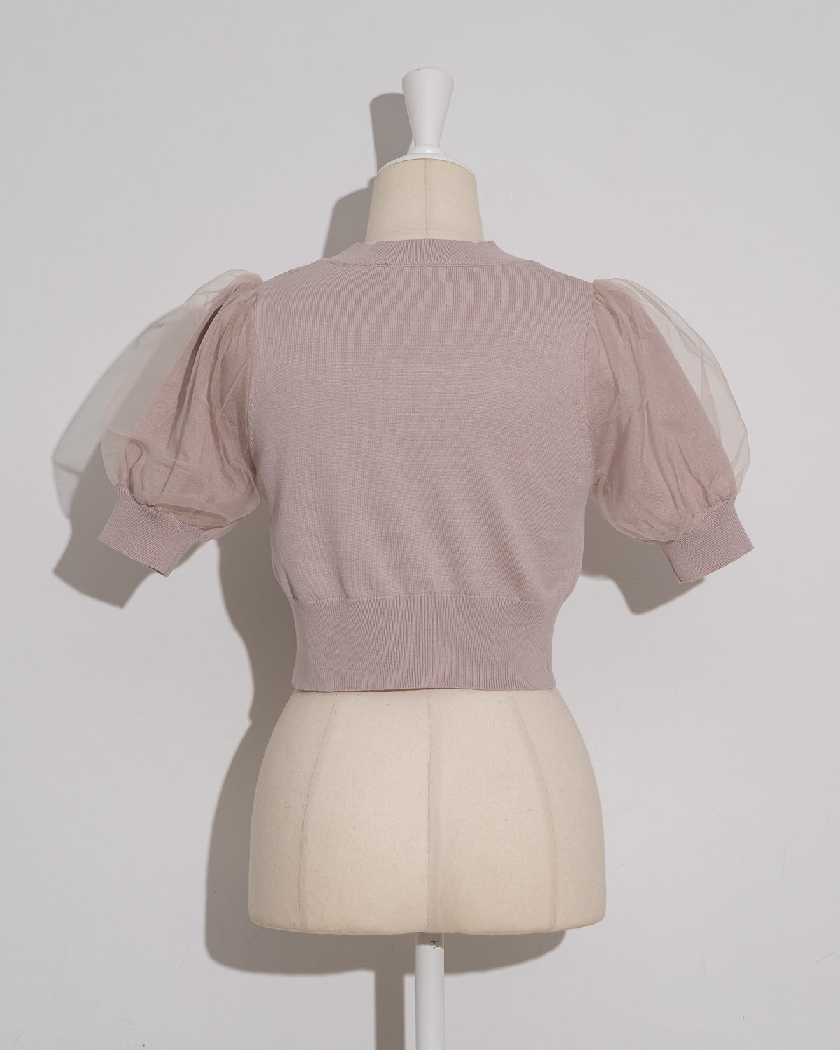 カットアウトチュールスリーブニット