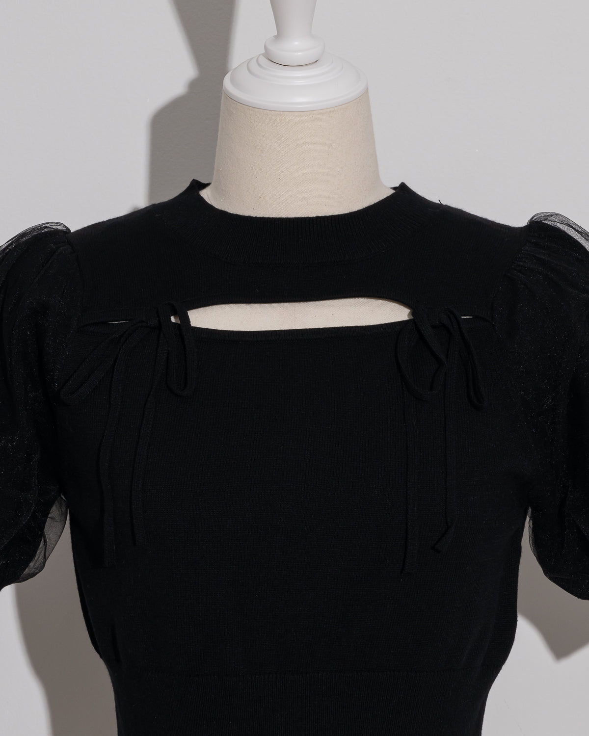 カットアウトチュールスリーブニット