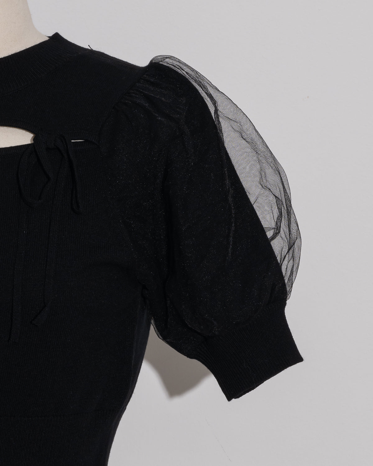 カットアウトチュールスリーブニット