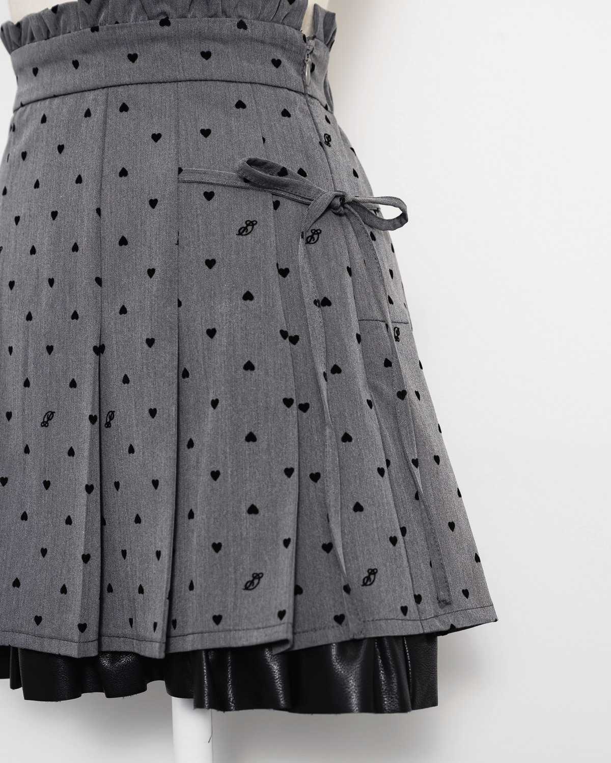 piumハートフロッキープリーツミニスカート