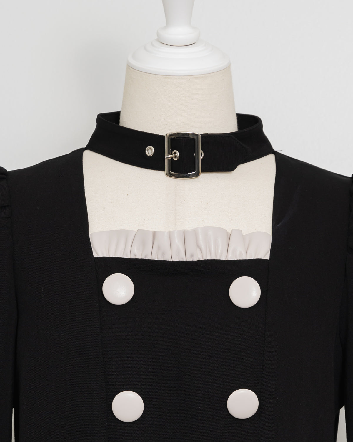 チョーカーベルトフリルトップス