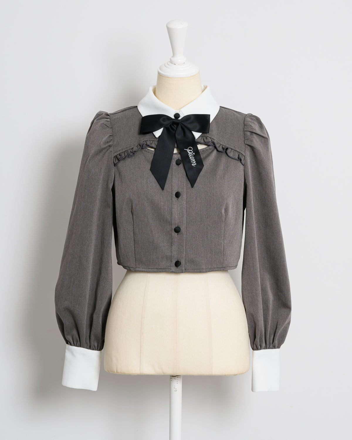 カットアウトリボンブローチ付きトップス