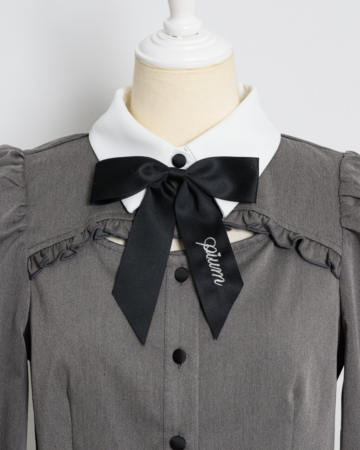 カットアウトリボンブローチ付きトップス