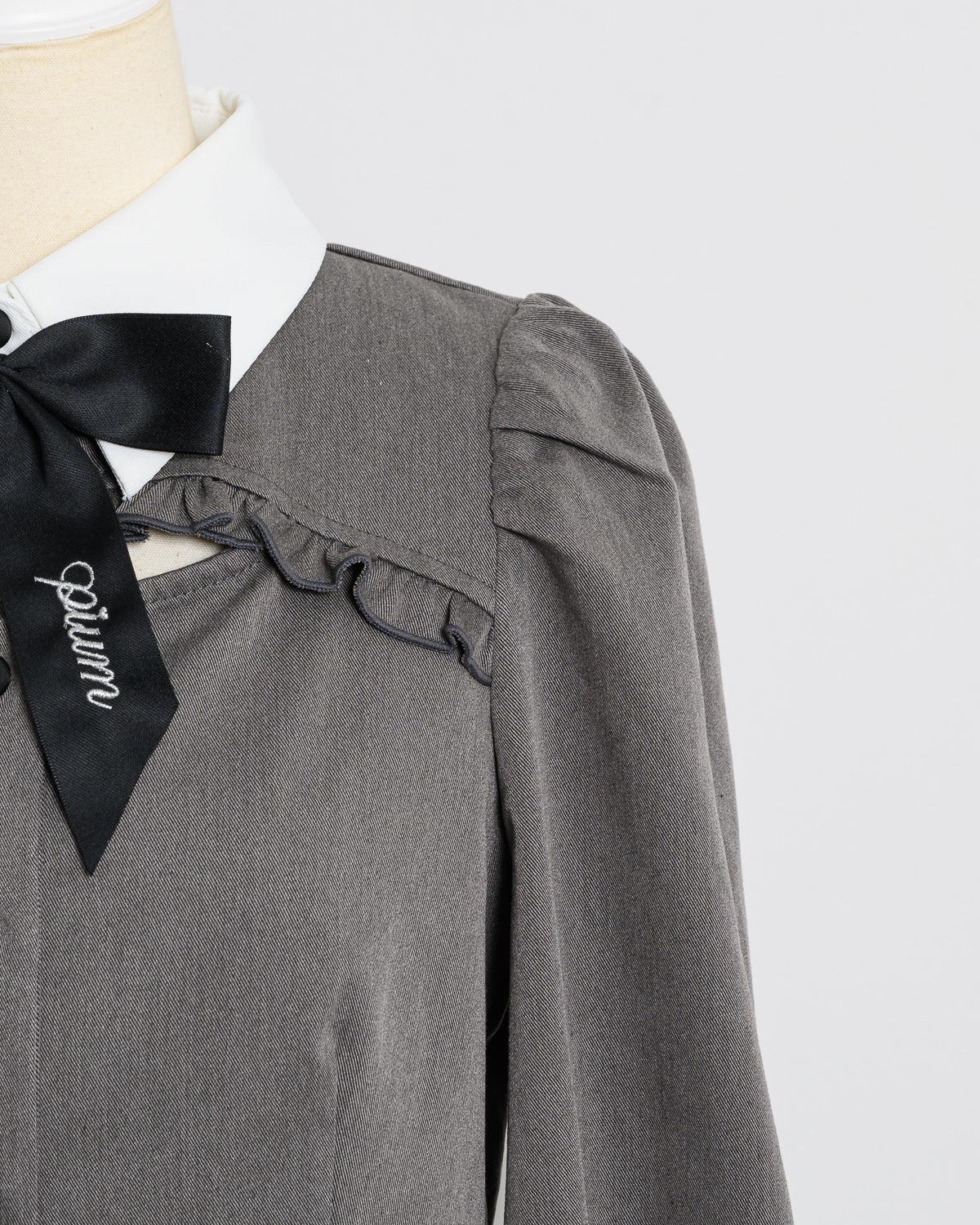 カットアウトリボンブローチ付きトップス