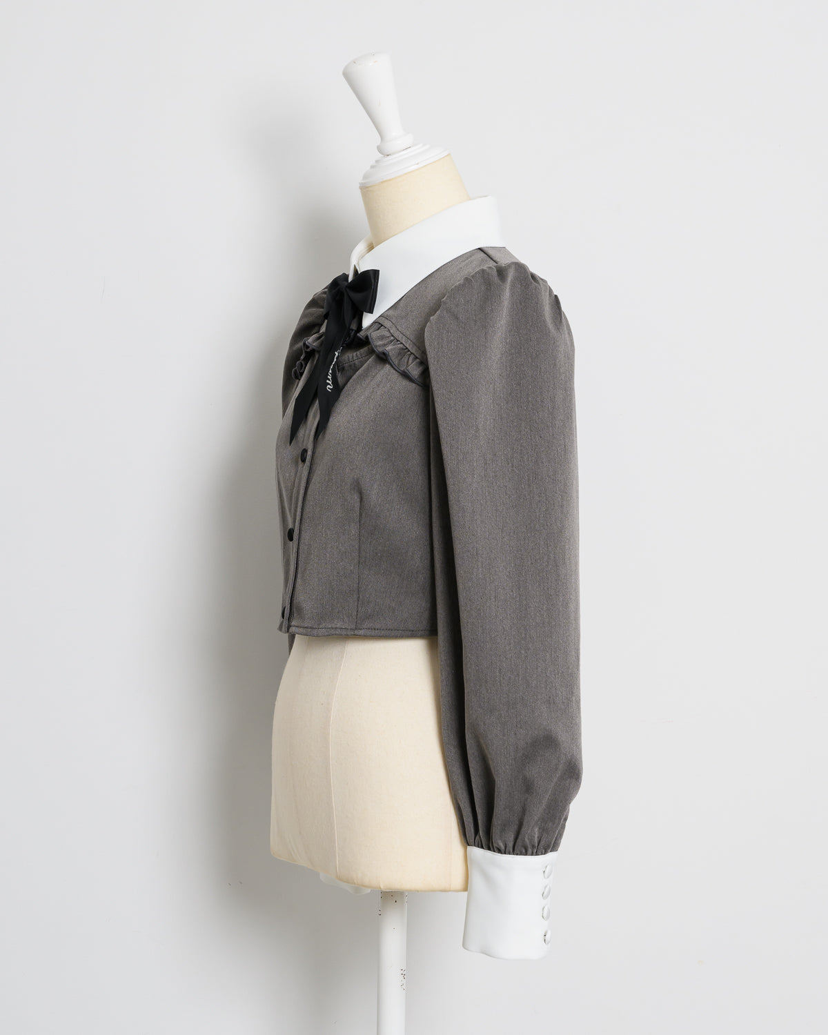 カットアウトリボンブローチ付きトップス