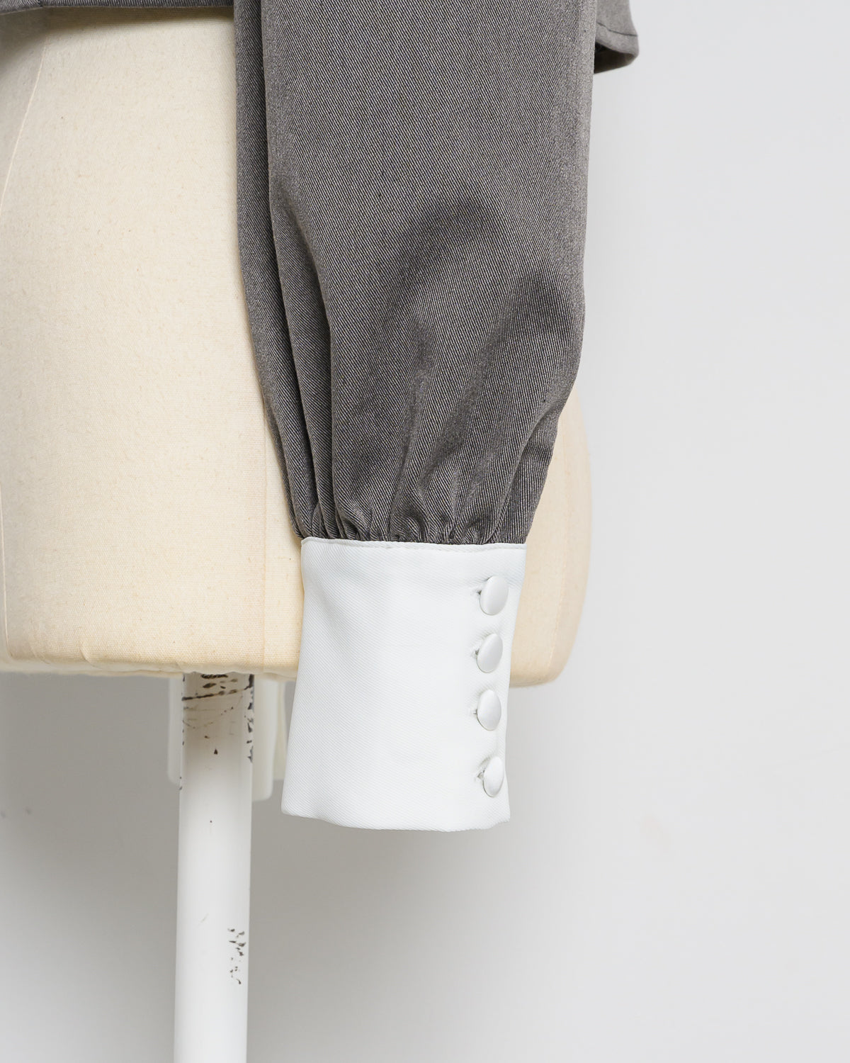 カットアウトリボンブローチ付きトップス