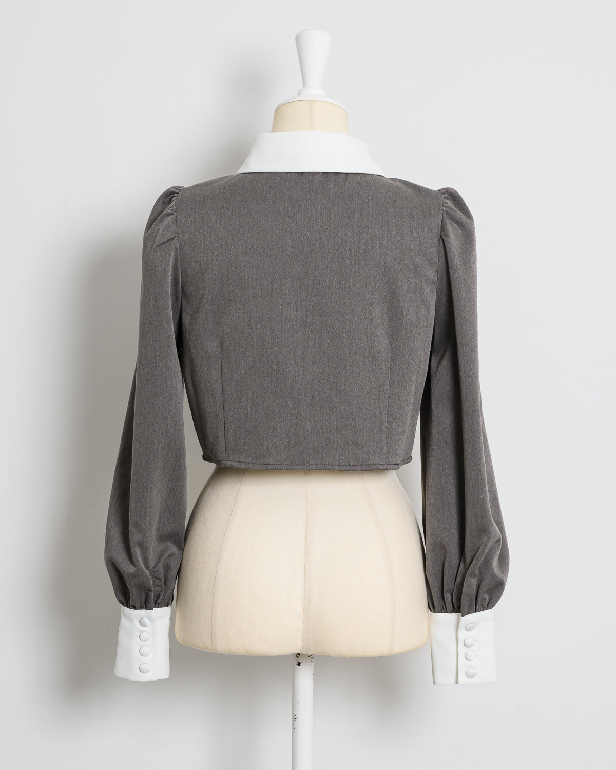 カットアウトリボンブローチ付きトップス