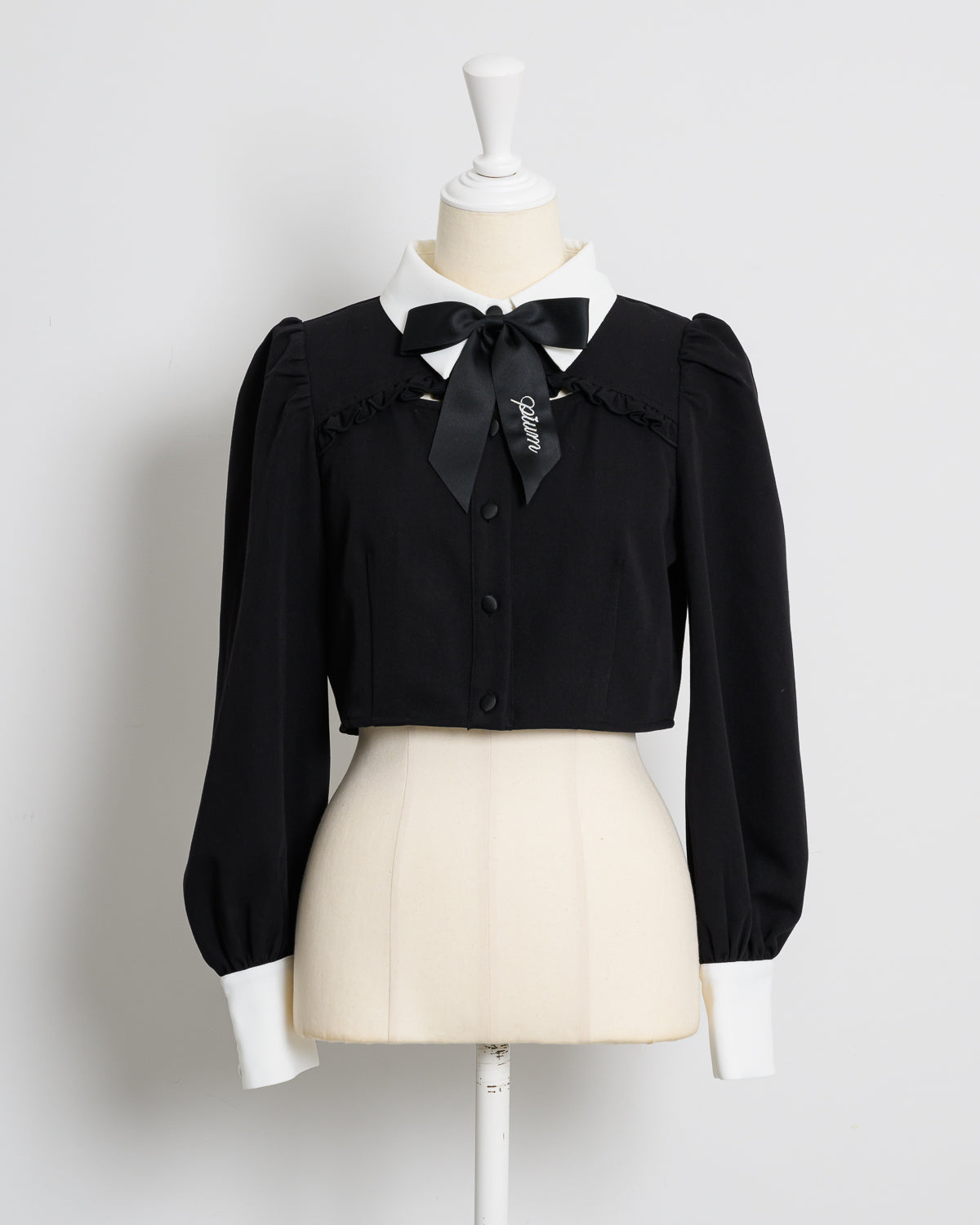 カットアウトリボンブローチ付きトップス