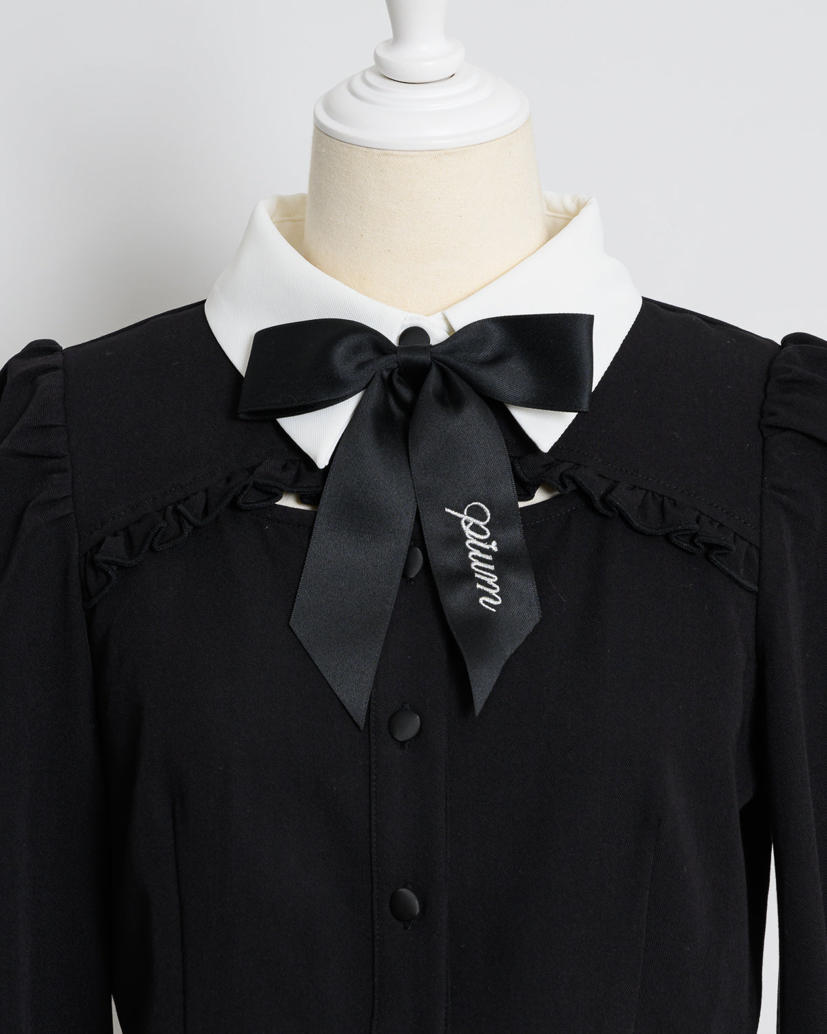 カットアウトリボンブローチ付きトップス