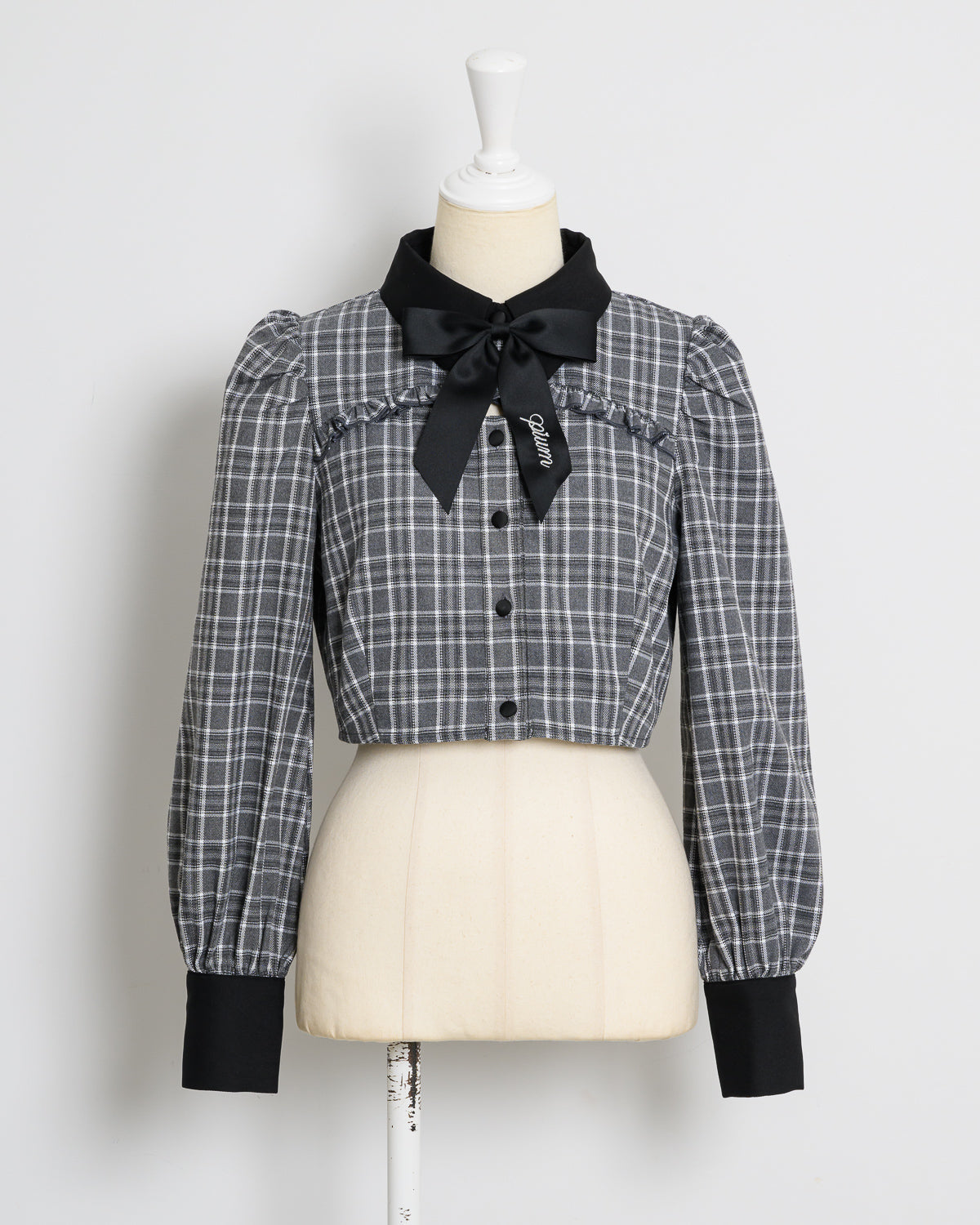 カットアウトリボンブローチ付きトップス