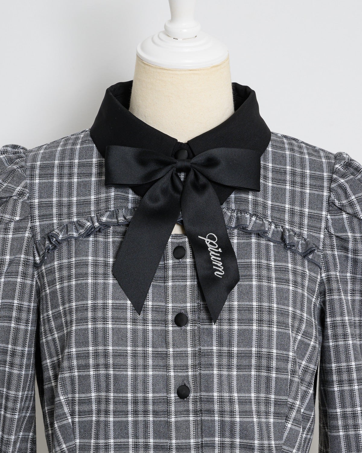 カットアウトリボンブローチ付きトップス