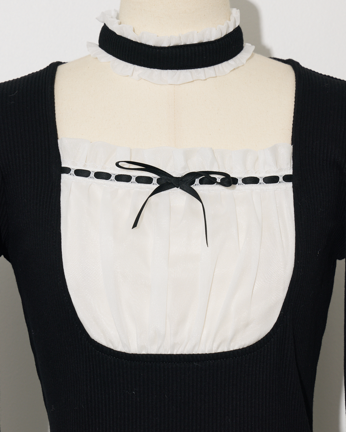 ラウンドフリルチョーカーカットソー