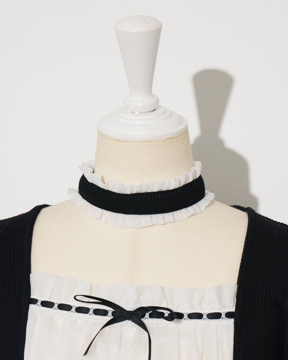 ラウンドフリルチョーカーカットソー