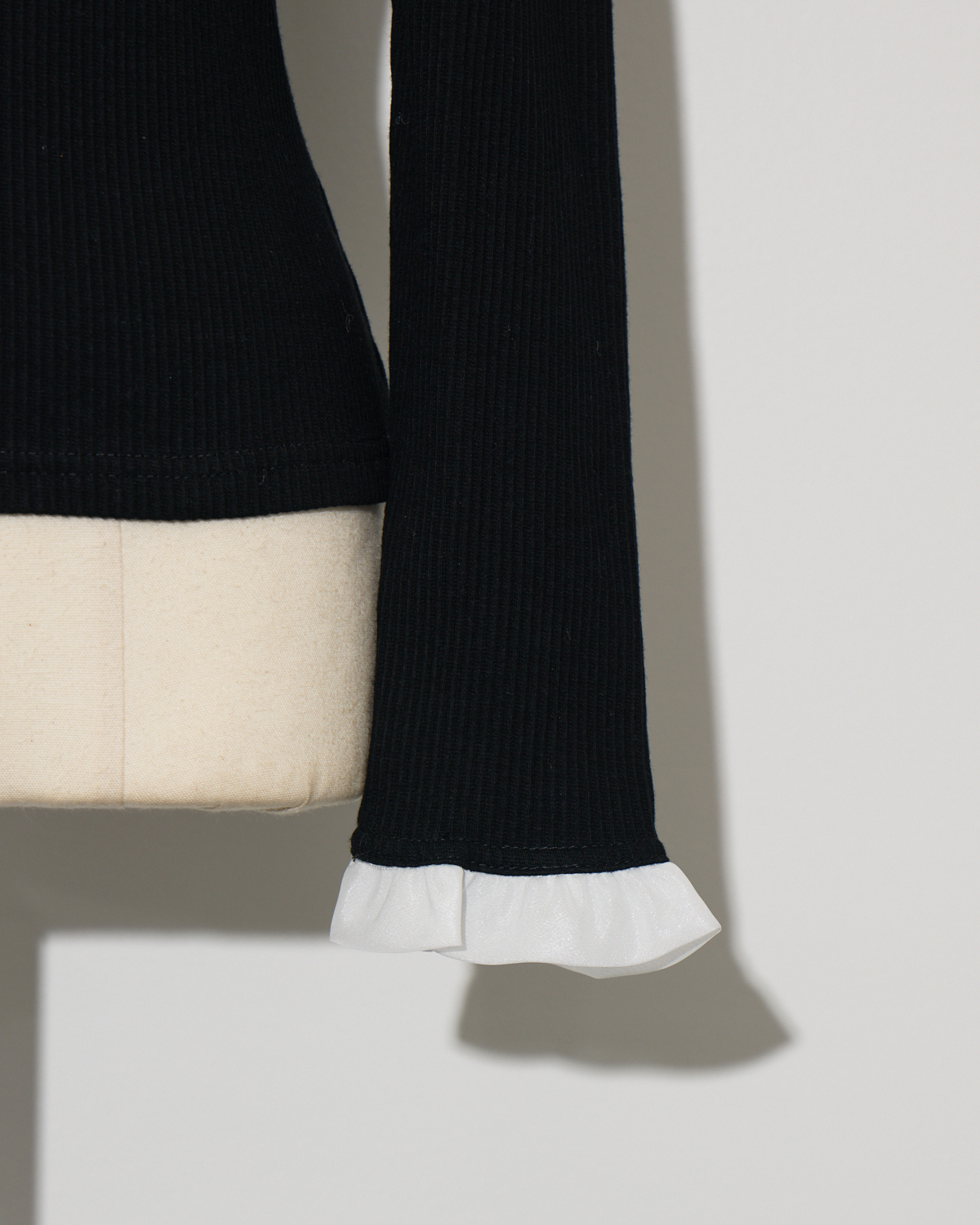 ラウンドフリルチョーカーカットソー