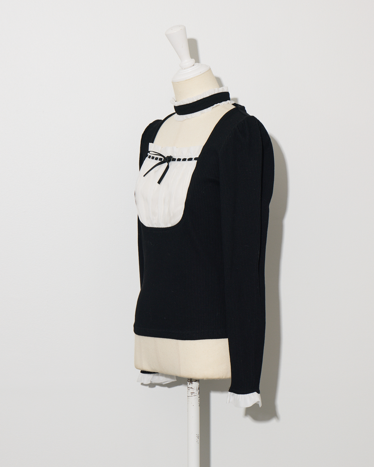 ラウンドフリルチョーカーカットソー