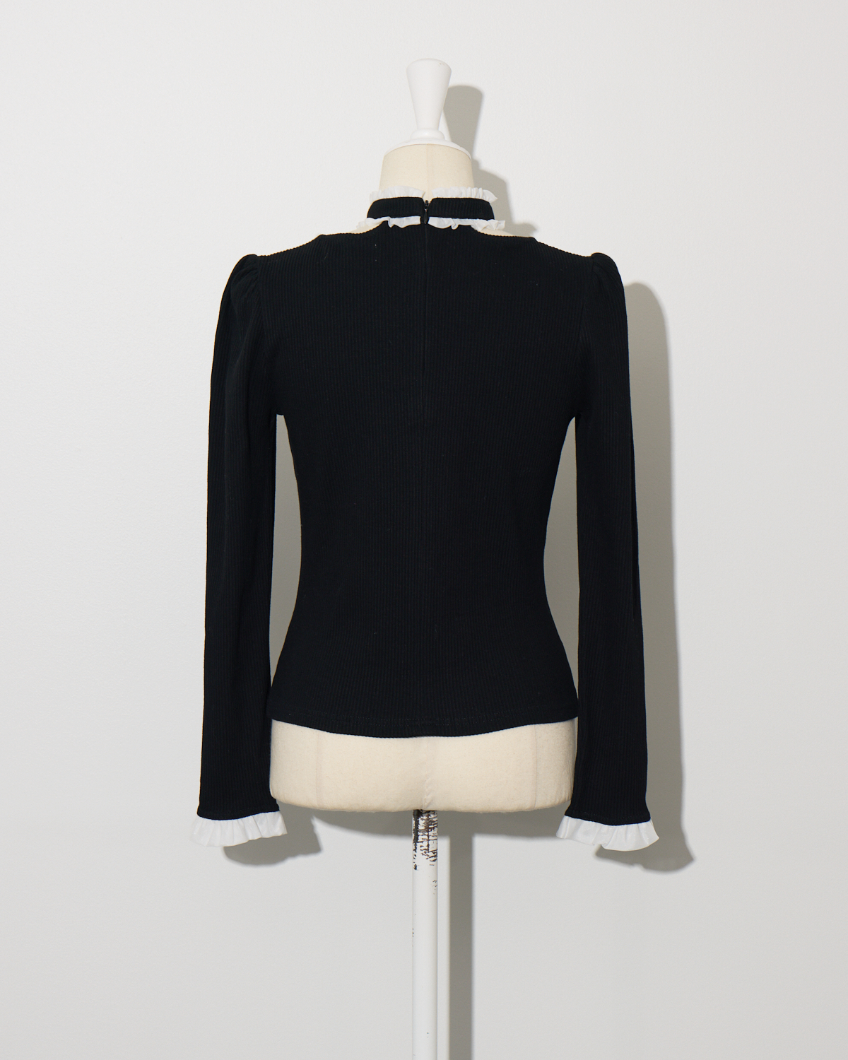 ラウンドフリルチョーカーカットソー