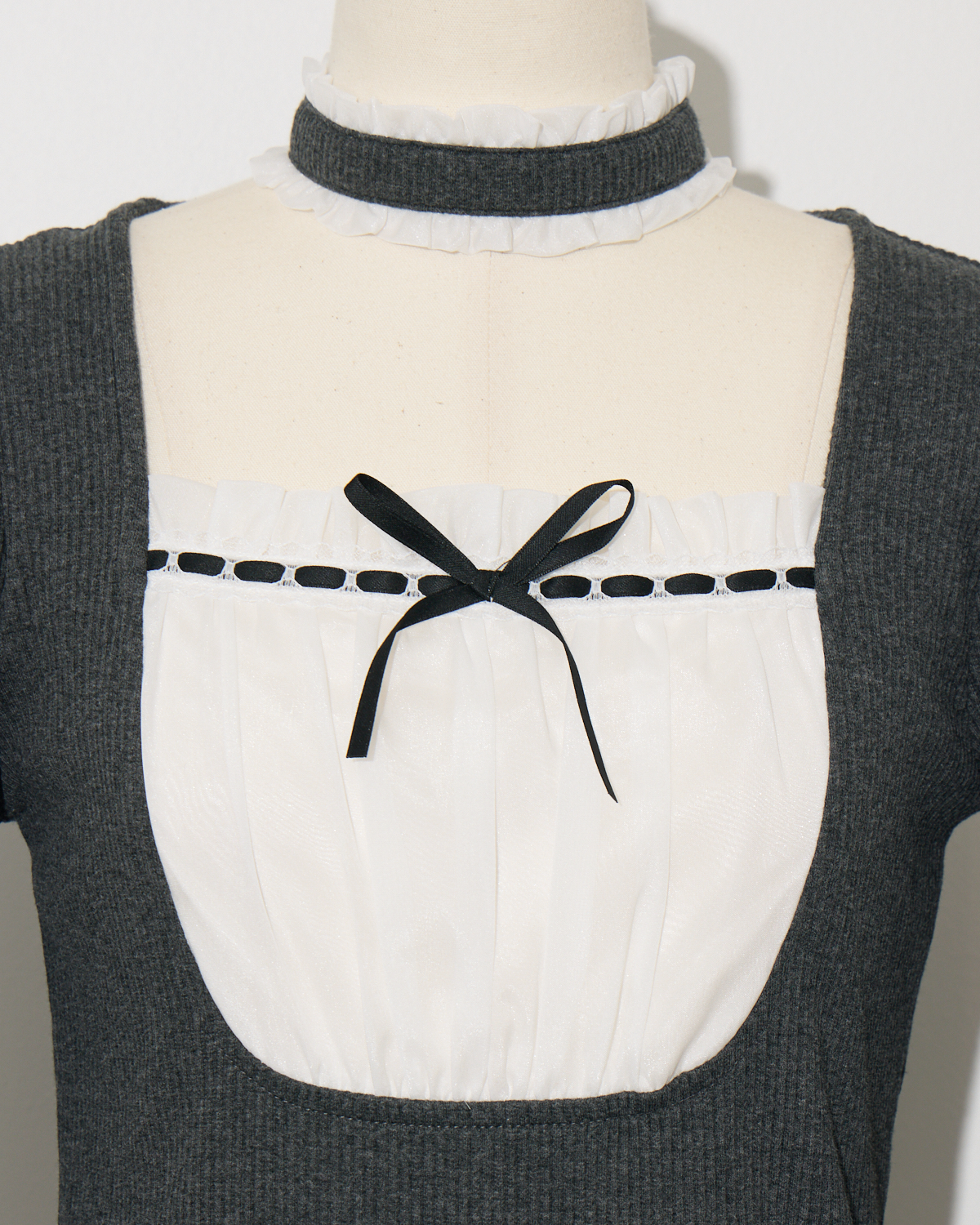 ラウンドフリルチョーカーカットソー