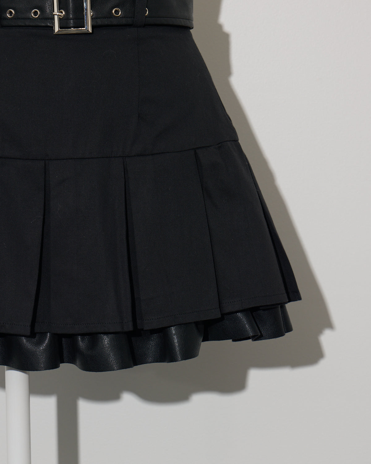 レザーベルトプリーツミニスカート