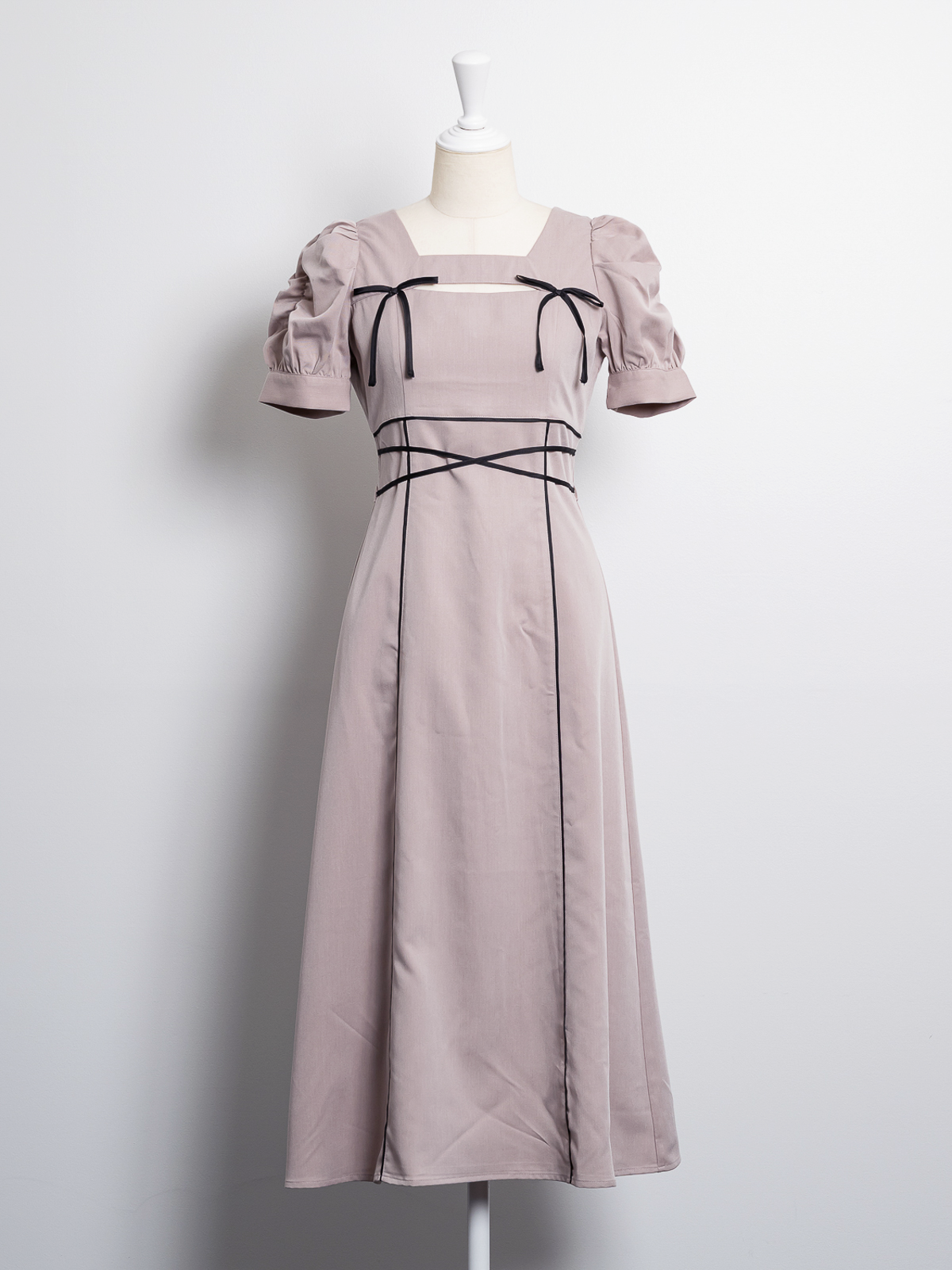 【美品】pium クロステープカットアウトロングワンピース クロステープカットアウトロングワンピース – pium