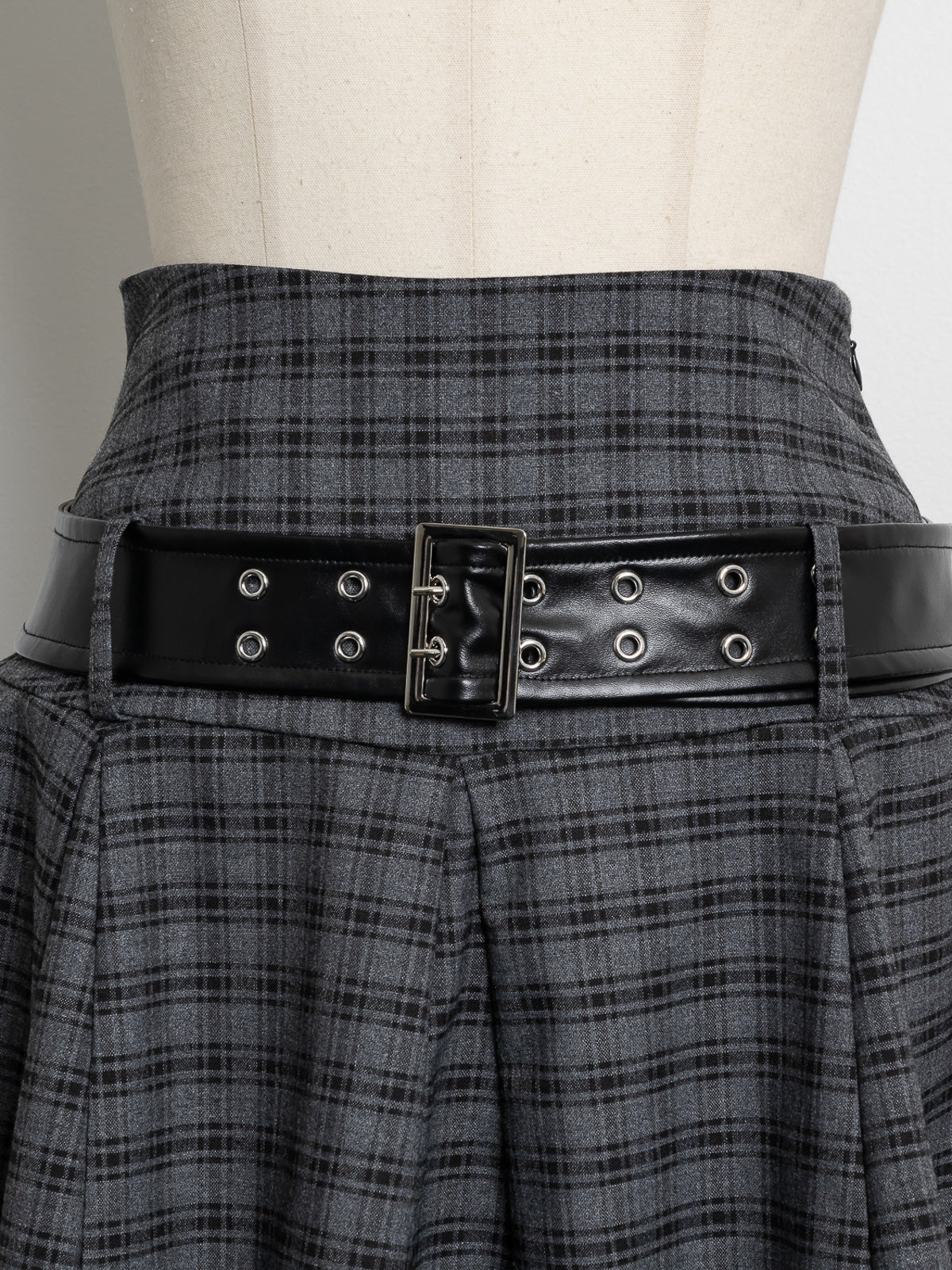 レザーベルト付きフレアミニスカート