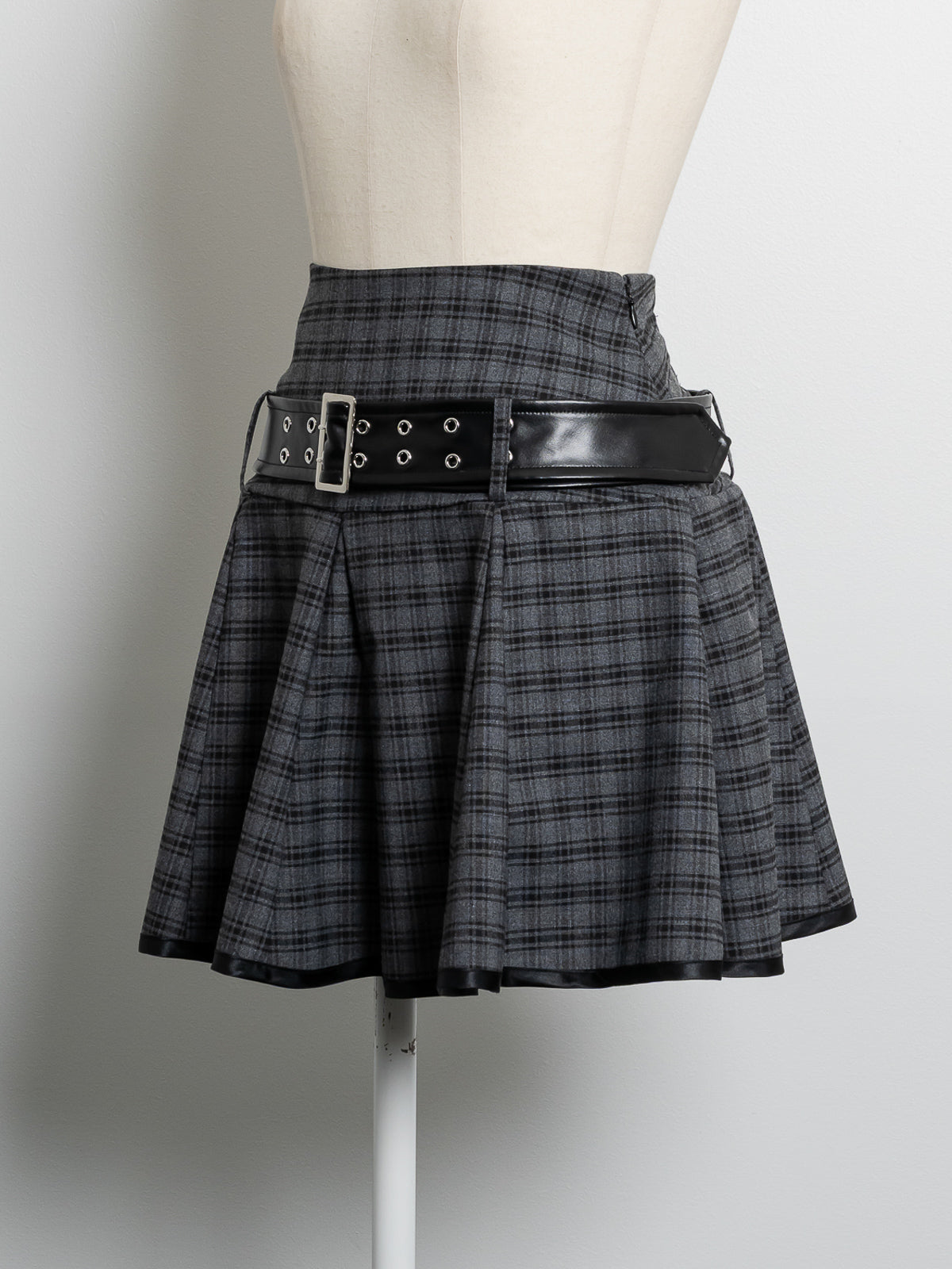 レザーベルト付きフレアミニスカート
