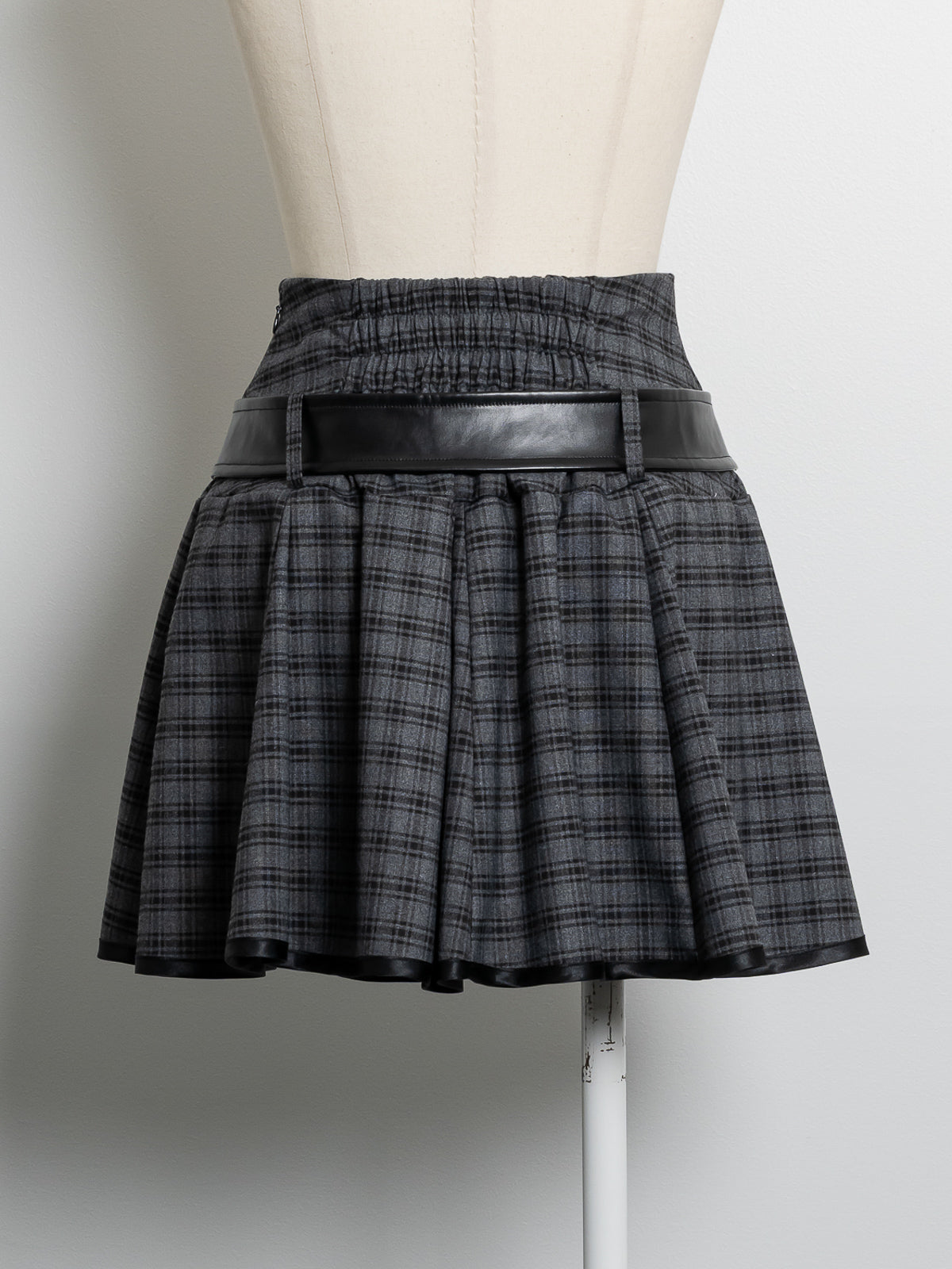レザーベルト付きフレアミニスカート