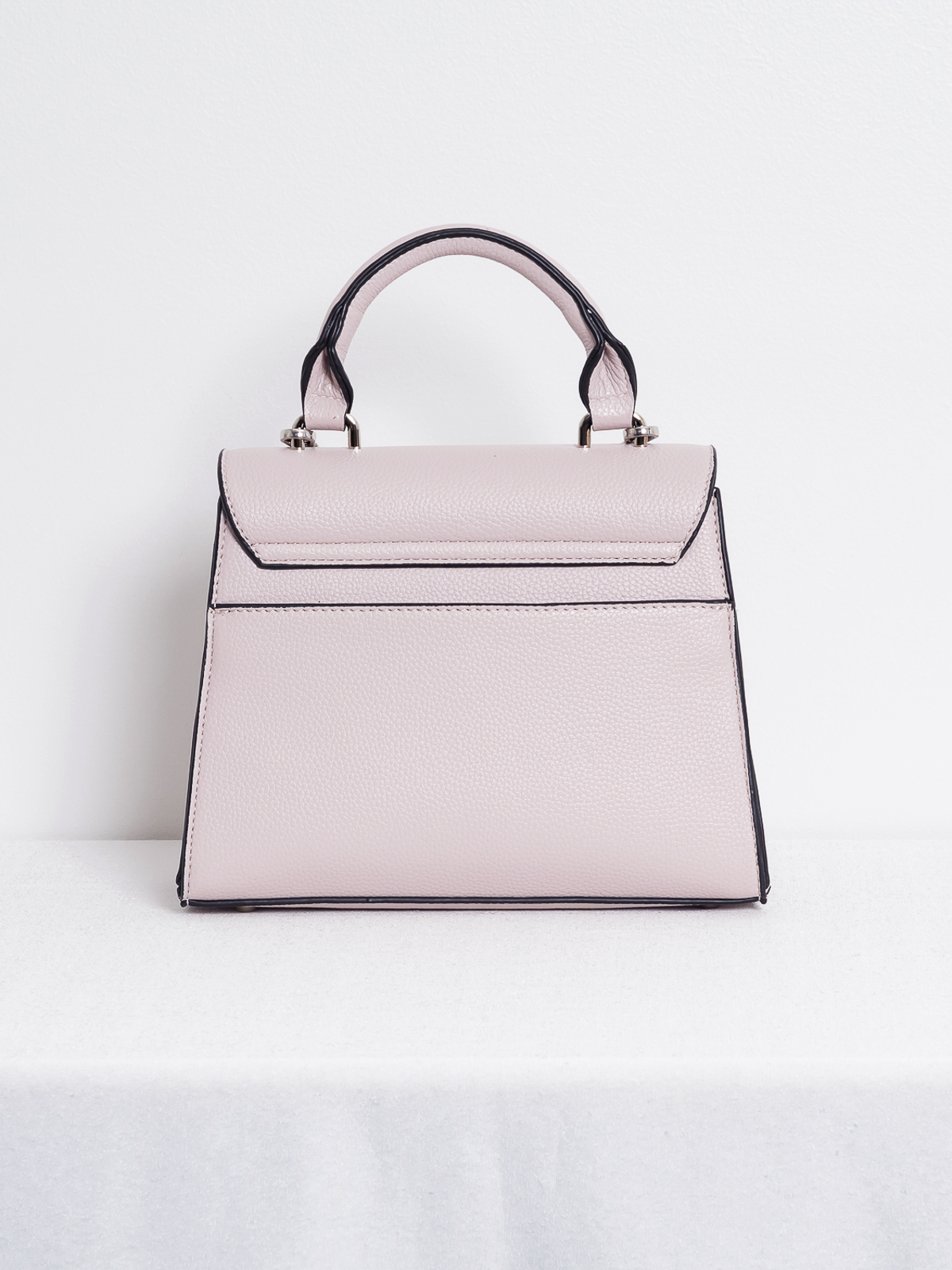 スカーフ付きフラップバッグ