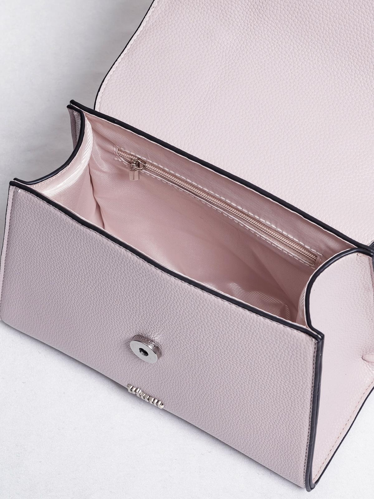 スカーフ付きフラップバッグ